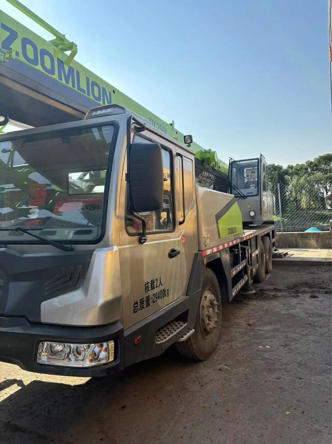 Подержанный автокран ZOOMLION ZTC250V сверхмощный в хорошем состоянии и по низкой цене