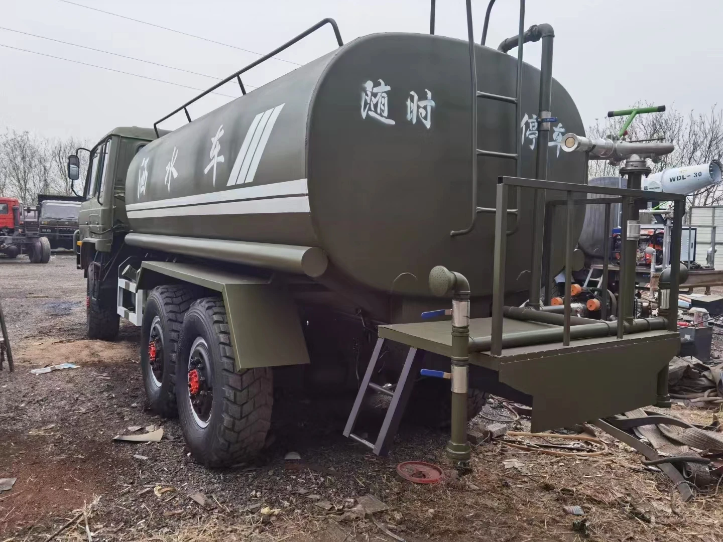 Автоцистерна для воды на 12 куб. См, 6x4 водонагревателя, внедорожного типа Dongfeng, 6-колесный двигатель Cummins