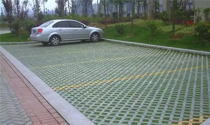 Outdoor Patio Pavers Plastic Molds for Lawn tiles Providing a Sturdy Solid Stepping Surface in Muddy Areas