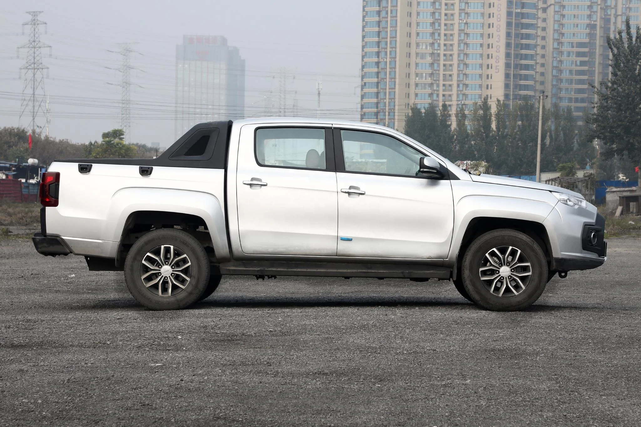 JMC Mid-Size Pickup Pure Electric 163 Horsepower Truck 4 Door 5 Seat Electric Truck With 100km/h Top Speed