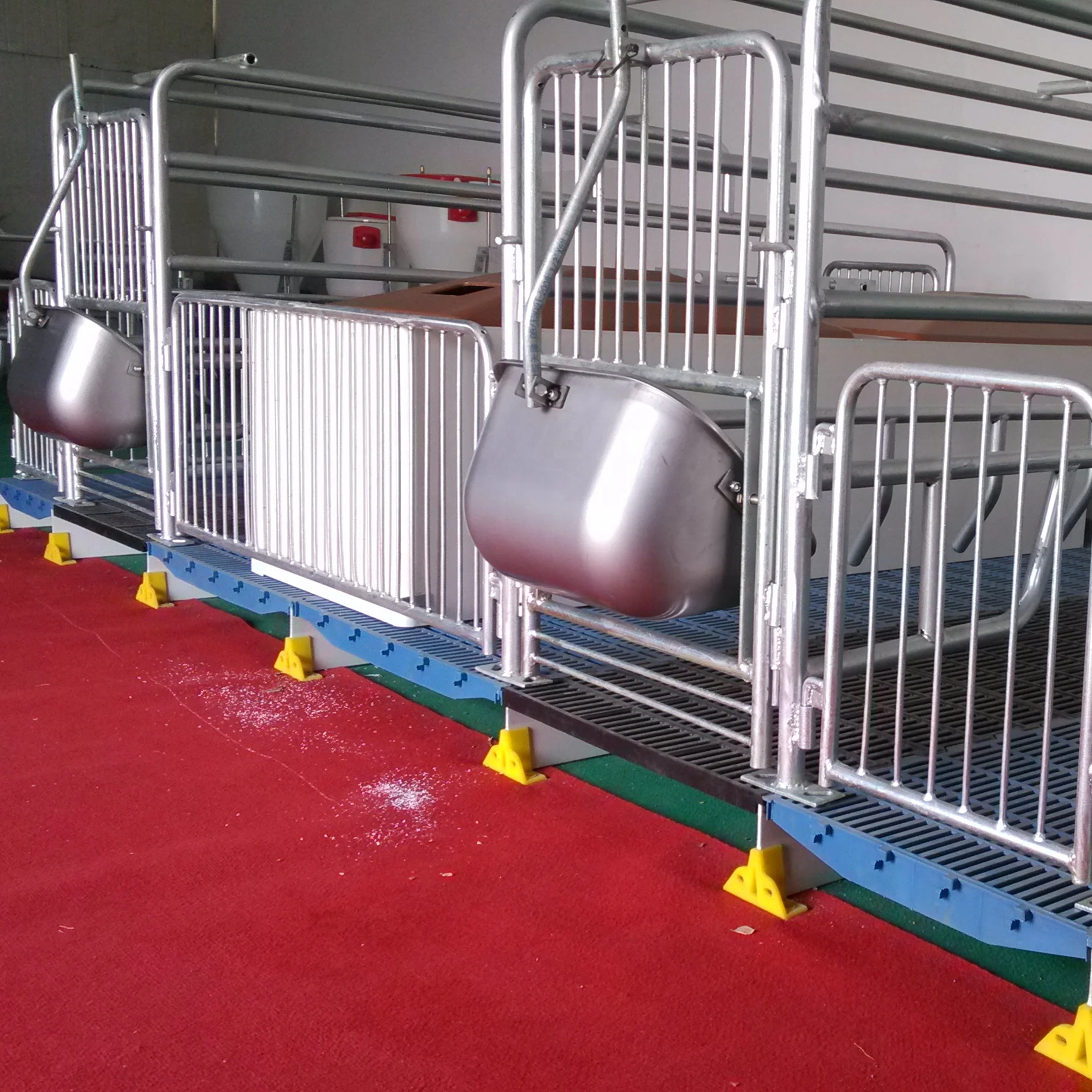 Manufacturer of agricultural livestock equipment pig farrowing crate