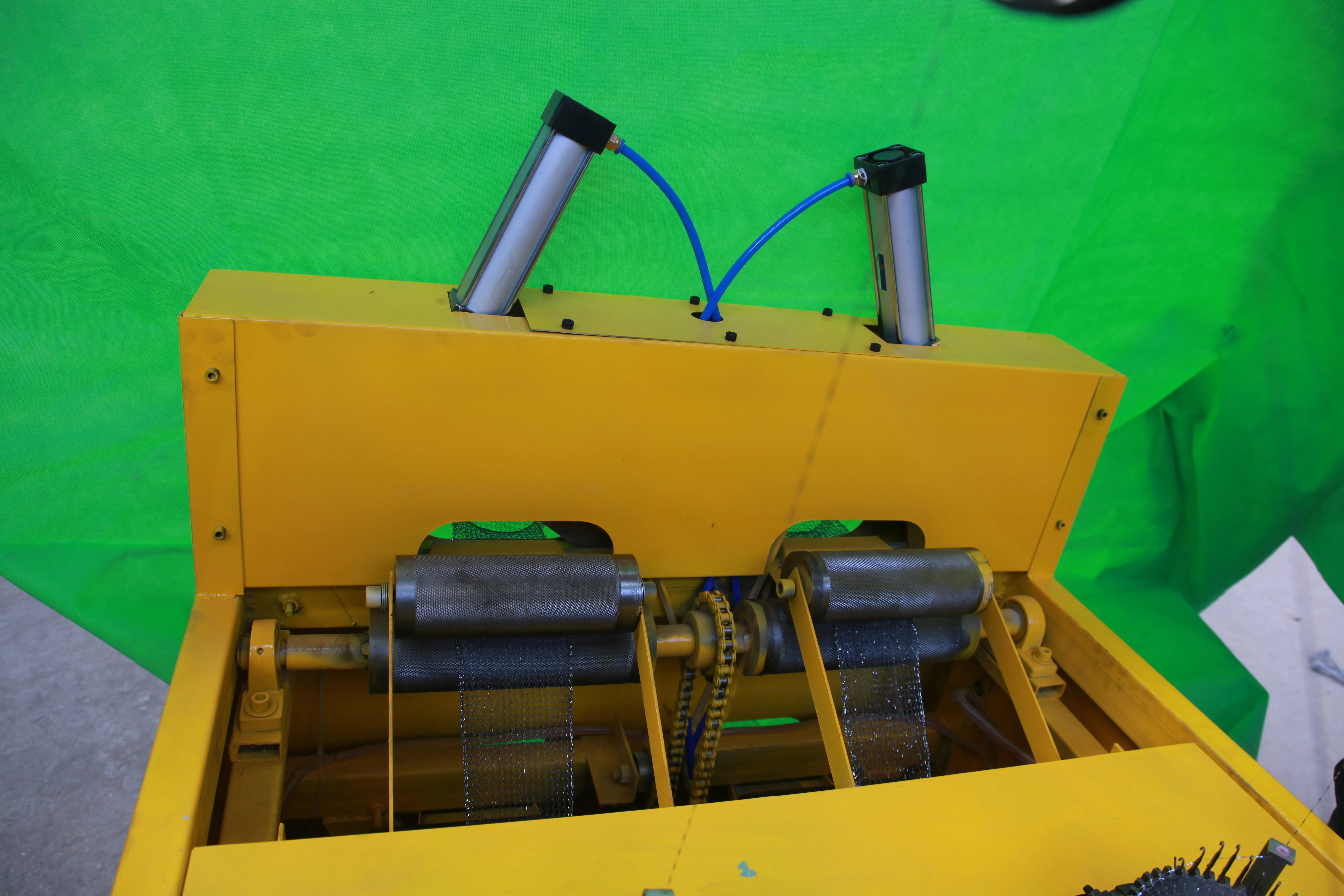 The source factory produces Stainless steel scrubber making machine for making steel balls for brushing bowls