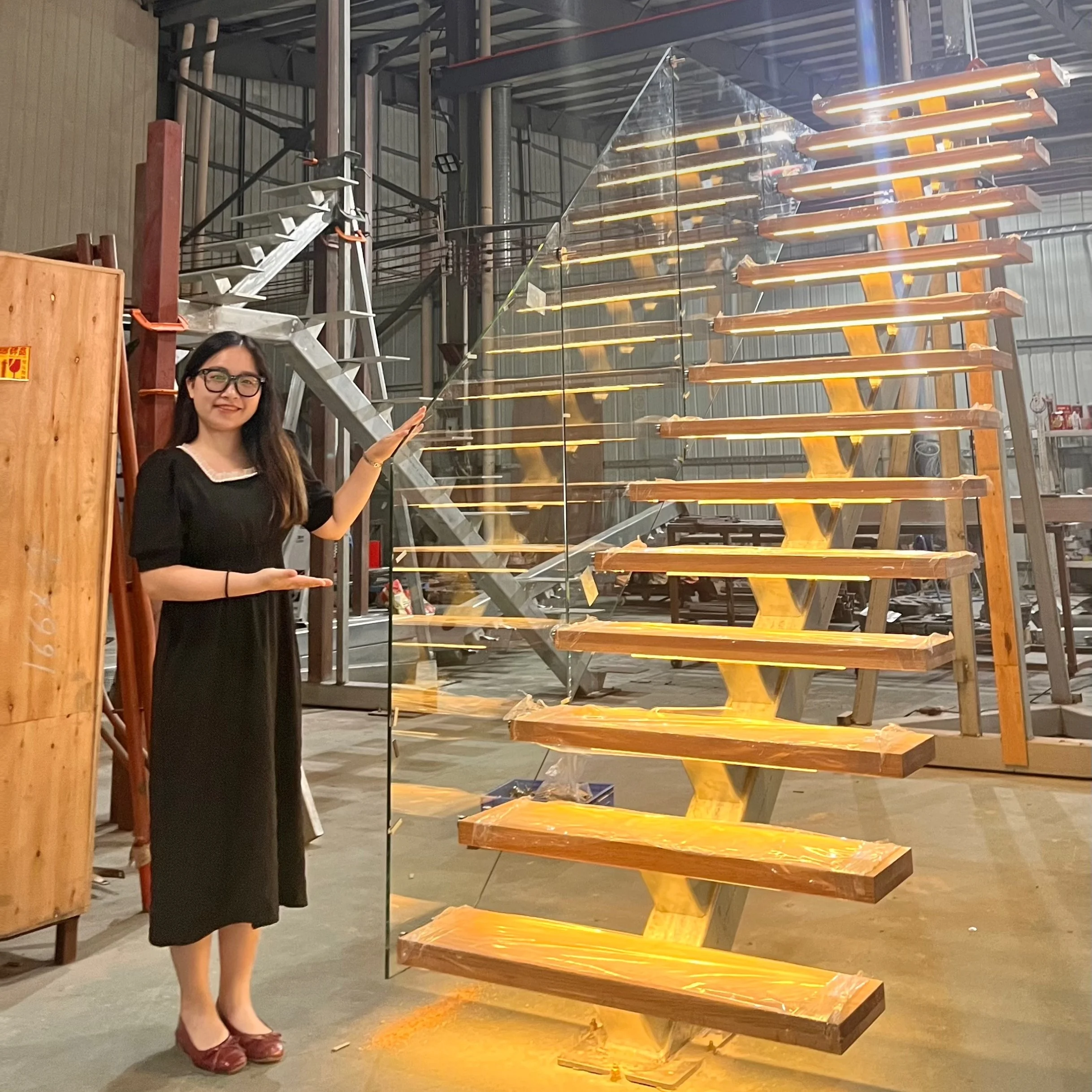 Anti Slip Solid Wood Pedal Shark Fin Steel Structure L-Shaped Keel Staircase Glass Guardrail Straight Beam Staircase