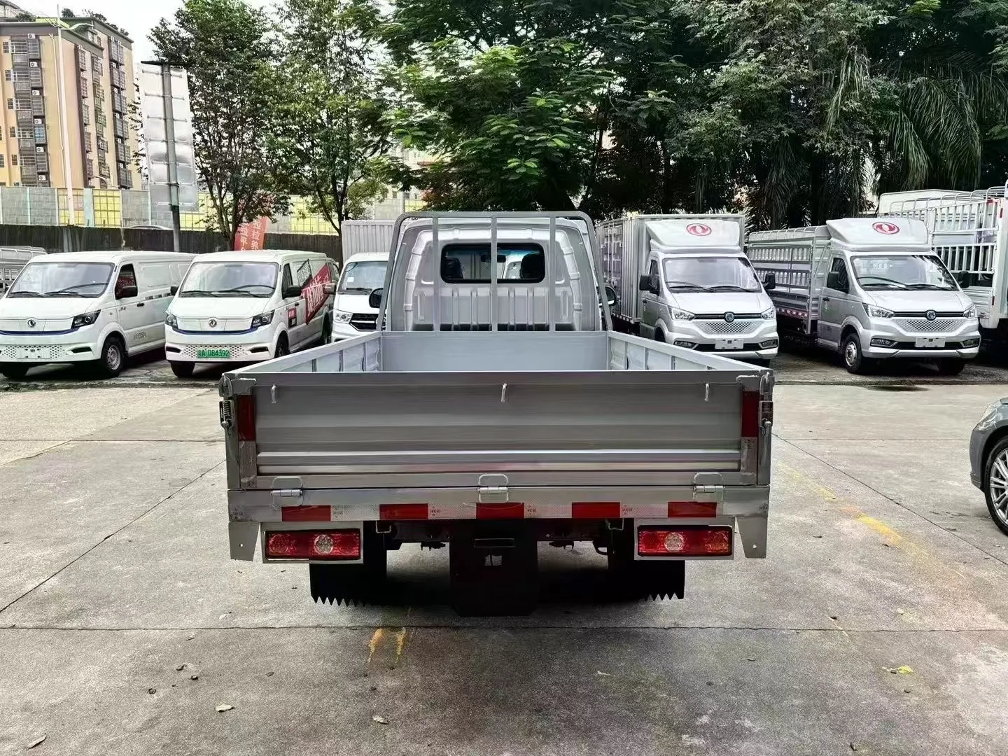 Dongfeng EV80 Mini Electric Truck Single Row Seat 230km Range New Condition Left Flatbed Cargo Tank Rear Camera Small Box Cargo