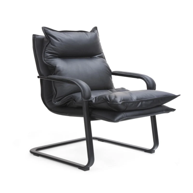 Удобное офисное кресло из искусственной кожи