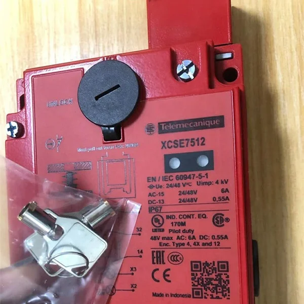 Telemecaniques  XCSE7512 metal Rectangular Safety switch