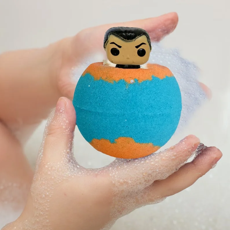 OEM Large Bath Bombs Natural Fizzy Bubble Organic Colorful Vegan Kids Bath Bombs with Surprise Toys Inside Superhero bathbombs