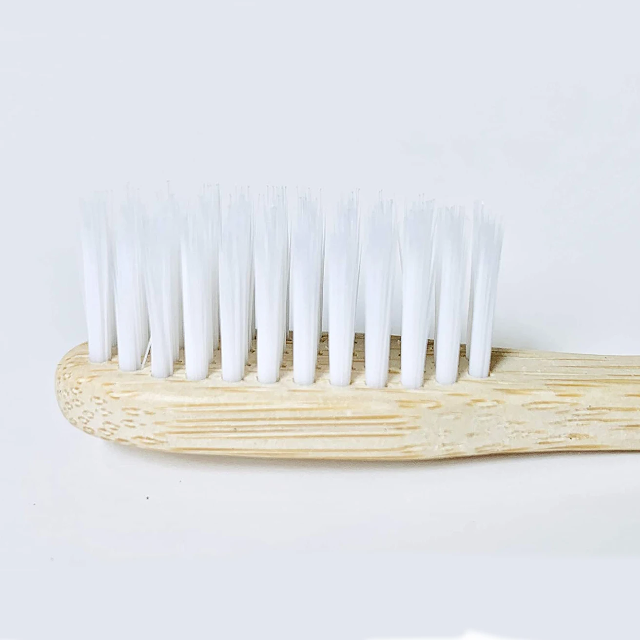 Экологичная бамбуковая зубная щетка с угольным напылением Экологически чистая OEM изготовленный на заказ бамбуковый держатель выгравированным