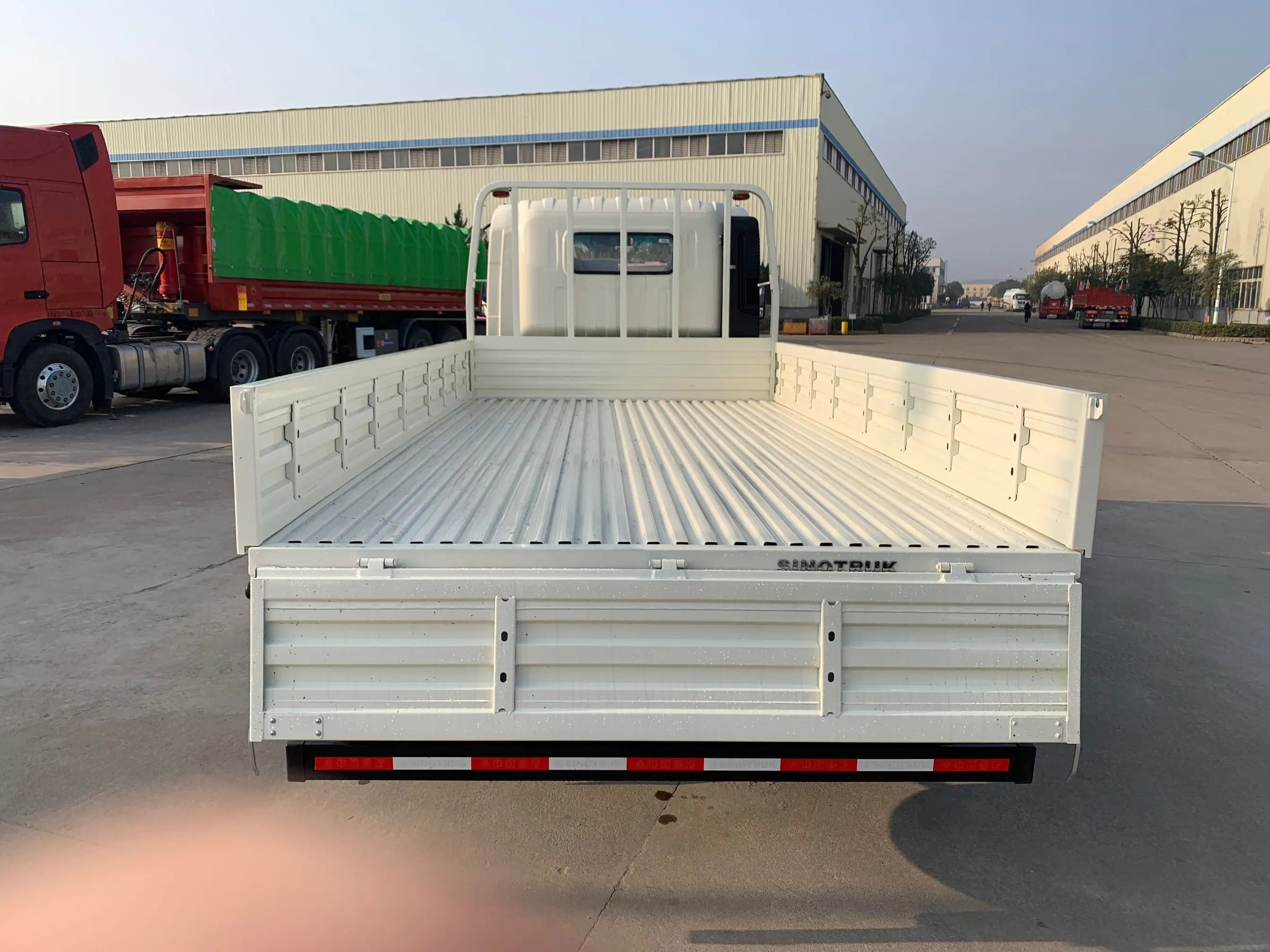 sinotruk howo 4x2 light duty vehicle moving house truck cargo van truck small flatbed van