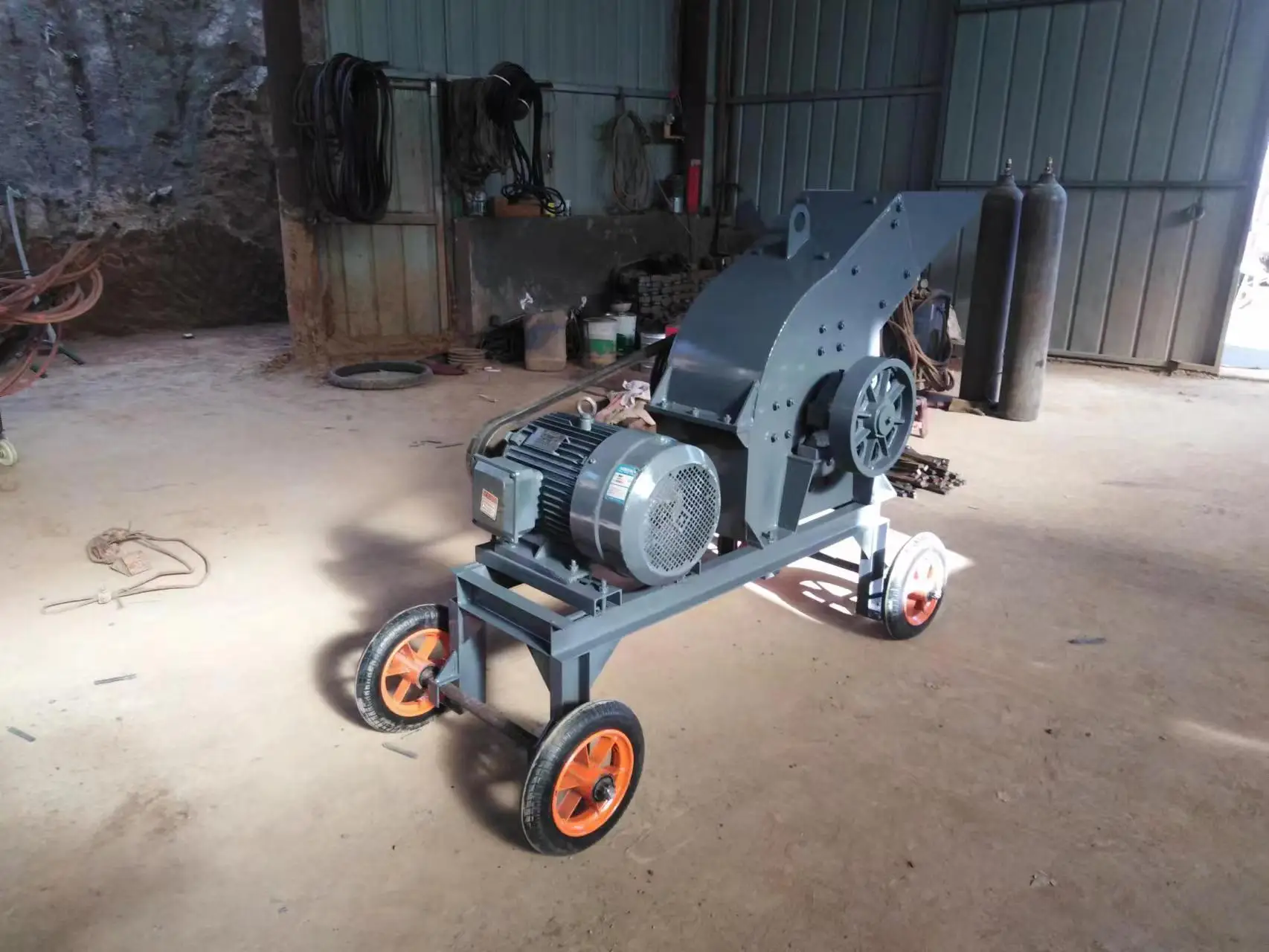 Multi functional mobile hammer crusher is easy to operate and can crush small particles with adjustable particle size