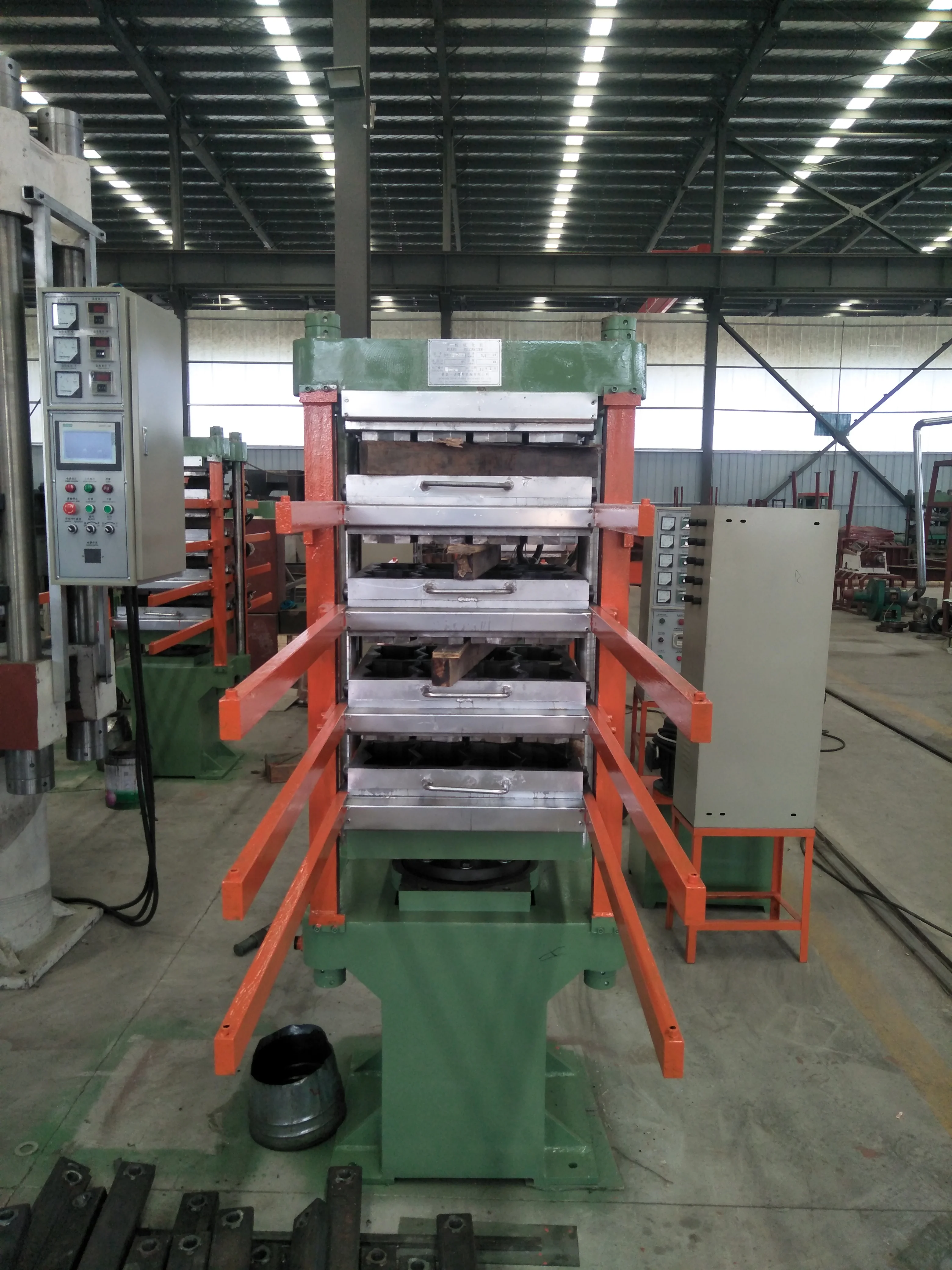 Rubber floor tile making machine for making rubber tiles