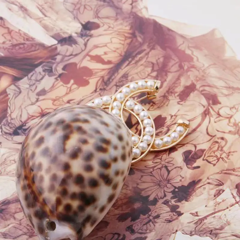 Ladies brand brooches high-end coats accessories metal pearls leather cords materials golden jewelry gifts custom proces