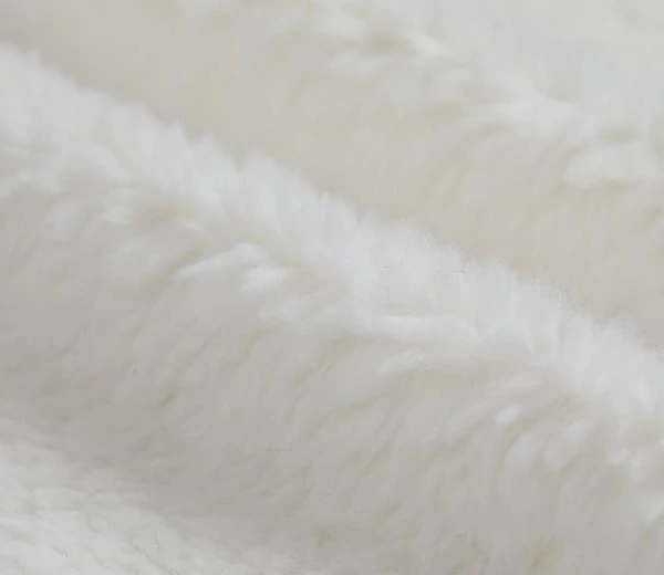 
 Ткань из искусственного меха белого цвета с высоким кудрявым коротким ворсом  