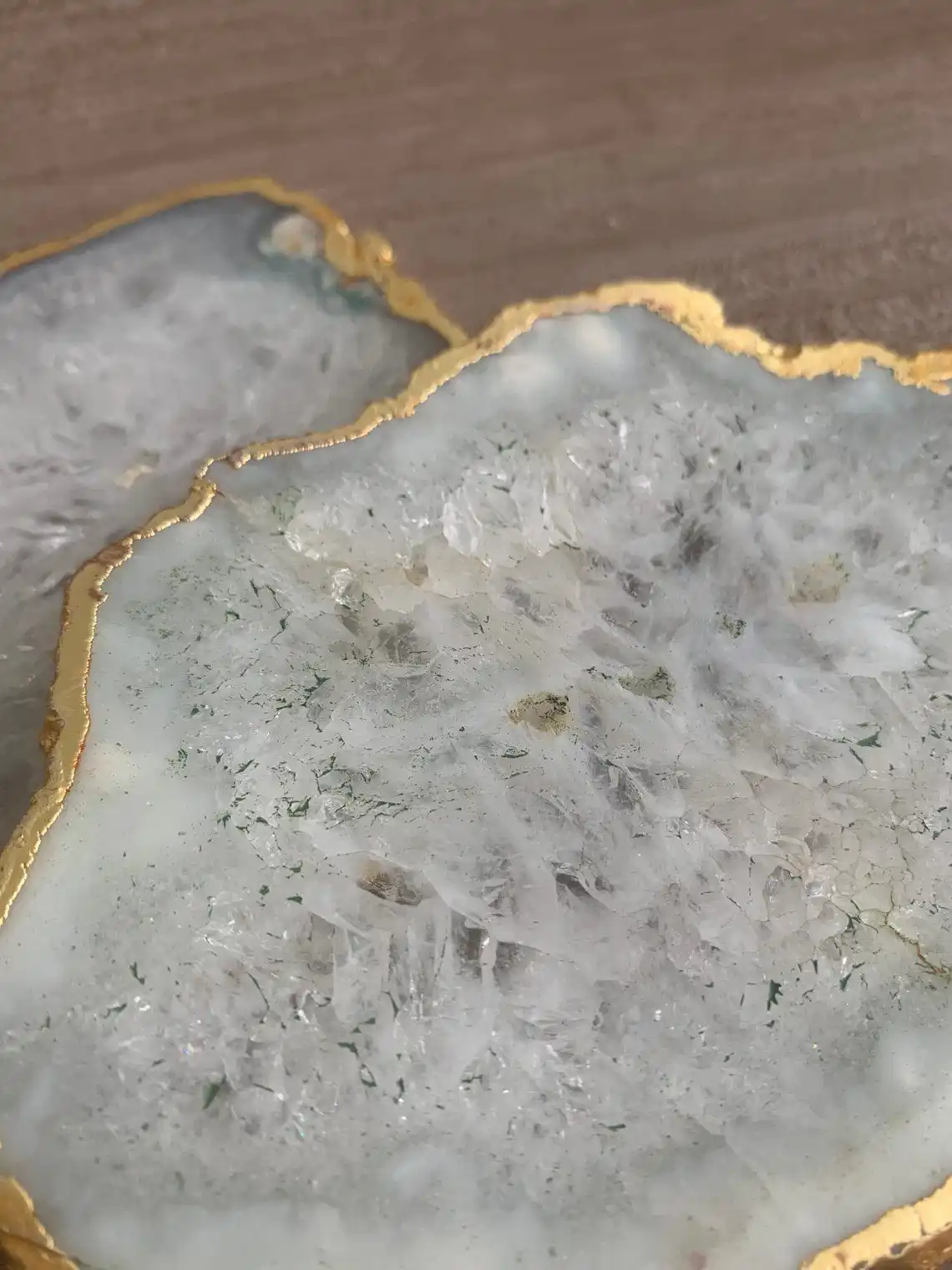 Белая Агатовая подставка с золотым гальваническим ободом нарезка агата по оптовой цене высокого качества