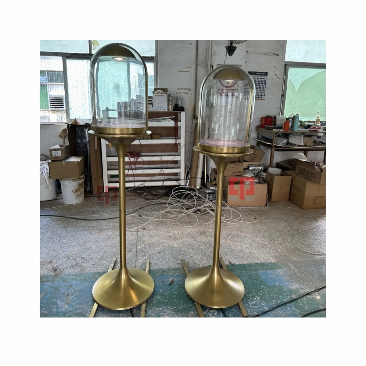 Изготовленный на заказ высококачественный отдельно стоящий металлический высокий Витринный Шкаф для ювелирных изделий из нержавеющей стали ювелирного магазина