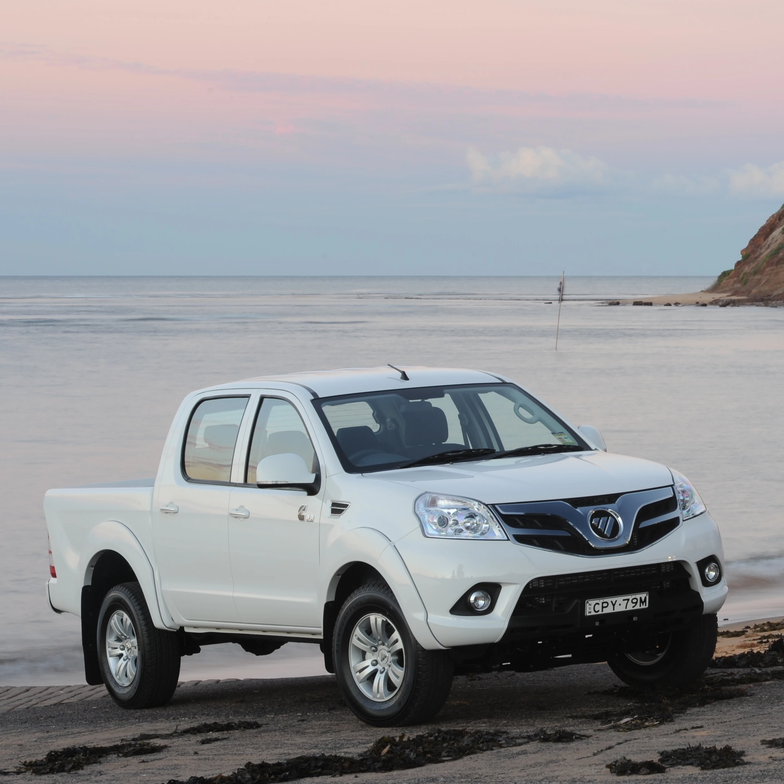 
FOTON TUNLAND 4X2 PICKUP WITH 2.4L GASOLINE ENGINE 