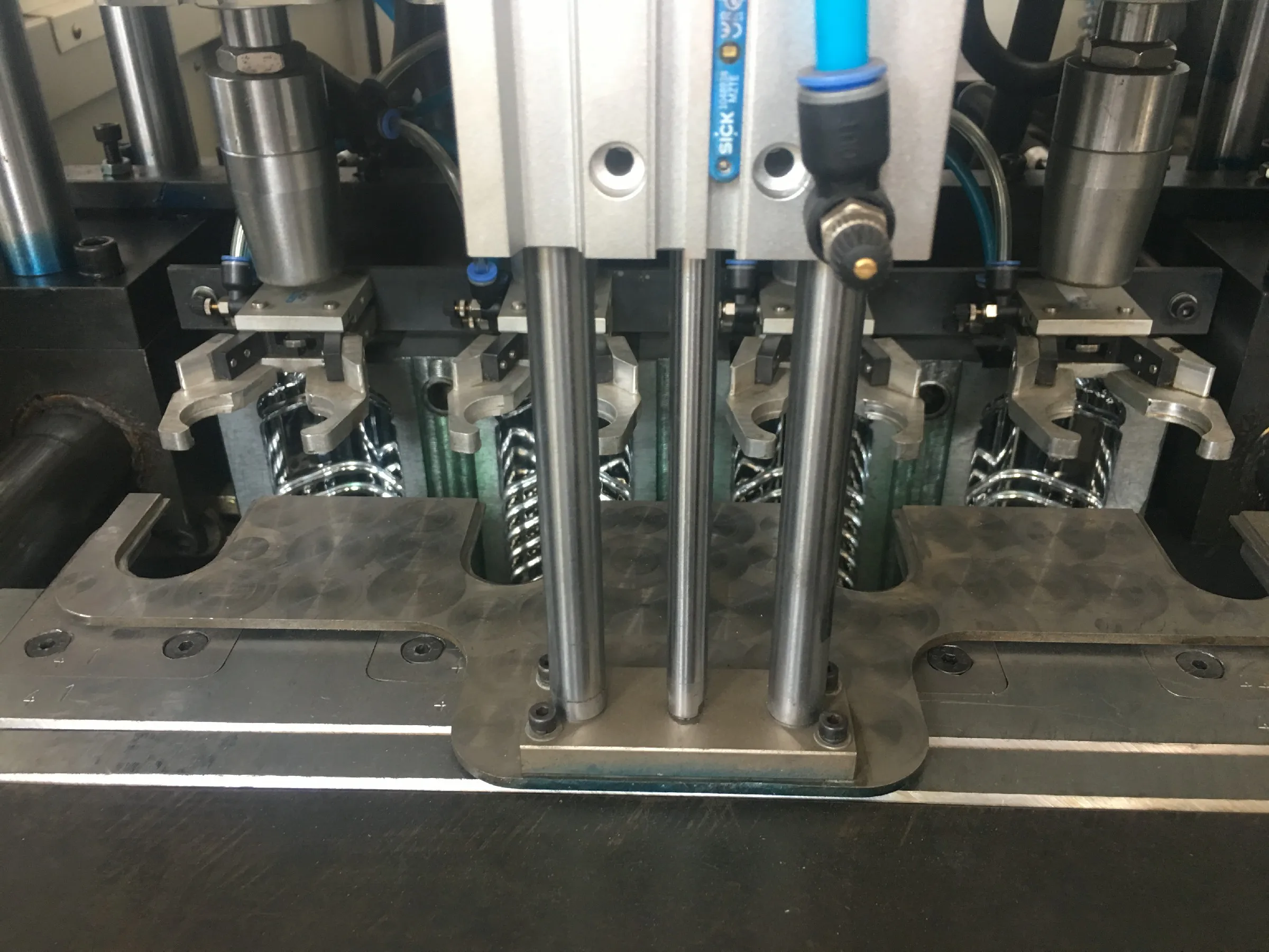 4Cav 3000bph pet bottle making blowing machine price