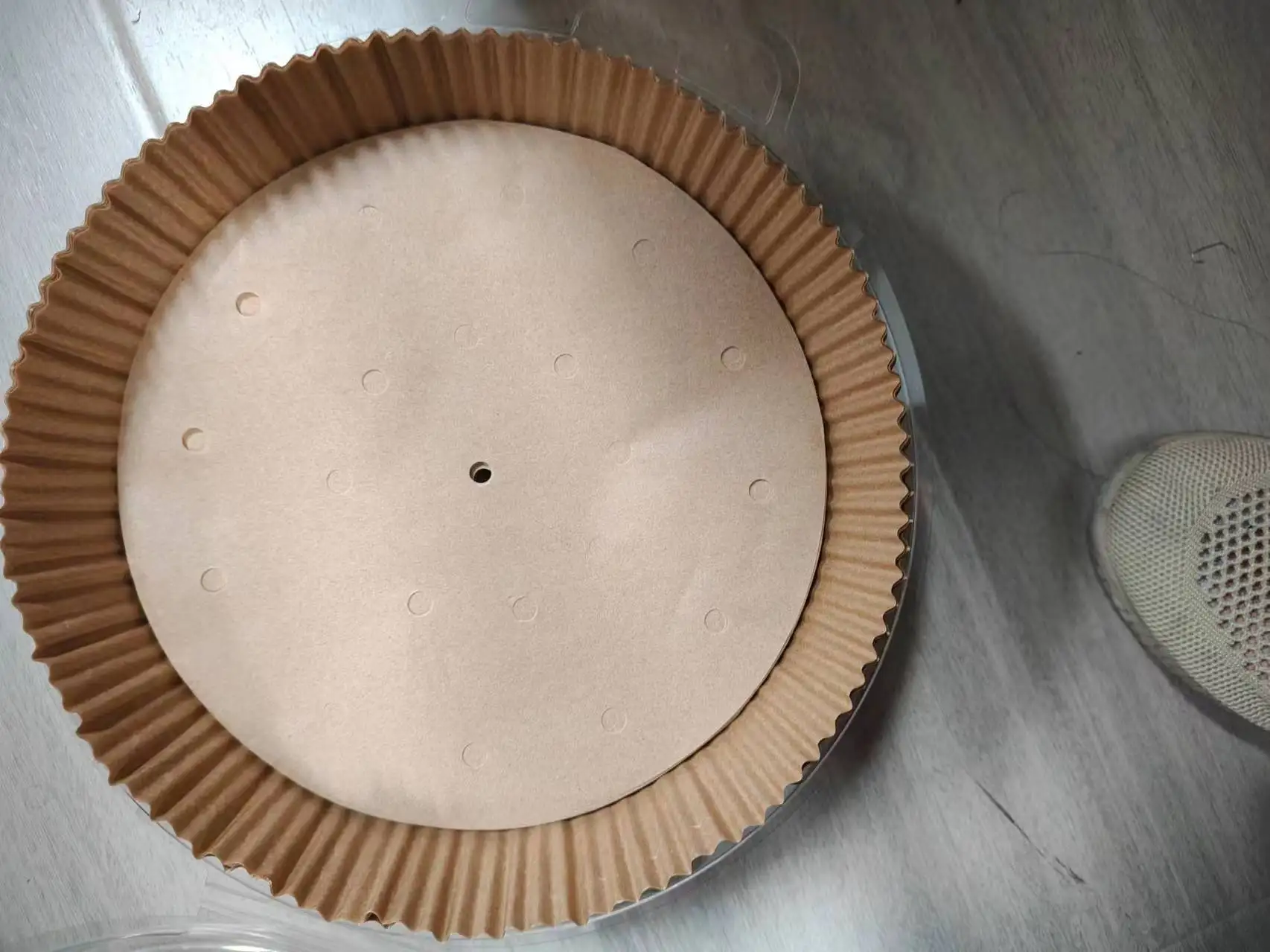Wholesale New Features Non-Stick Pan Food Grade round square Perforated pad paper and non-perforated paper tray customized