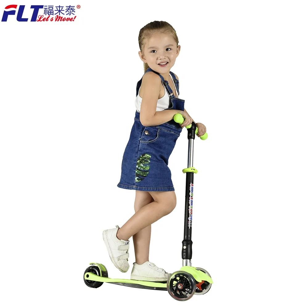 Deluxe maxi scooter 3 Wheels Perfect for kids age 6-10 with foldable handlebar