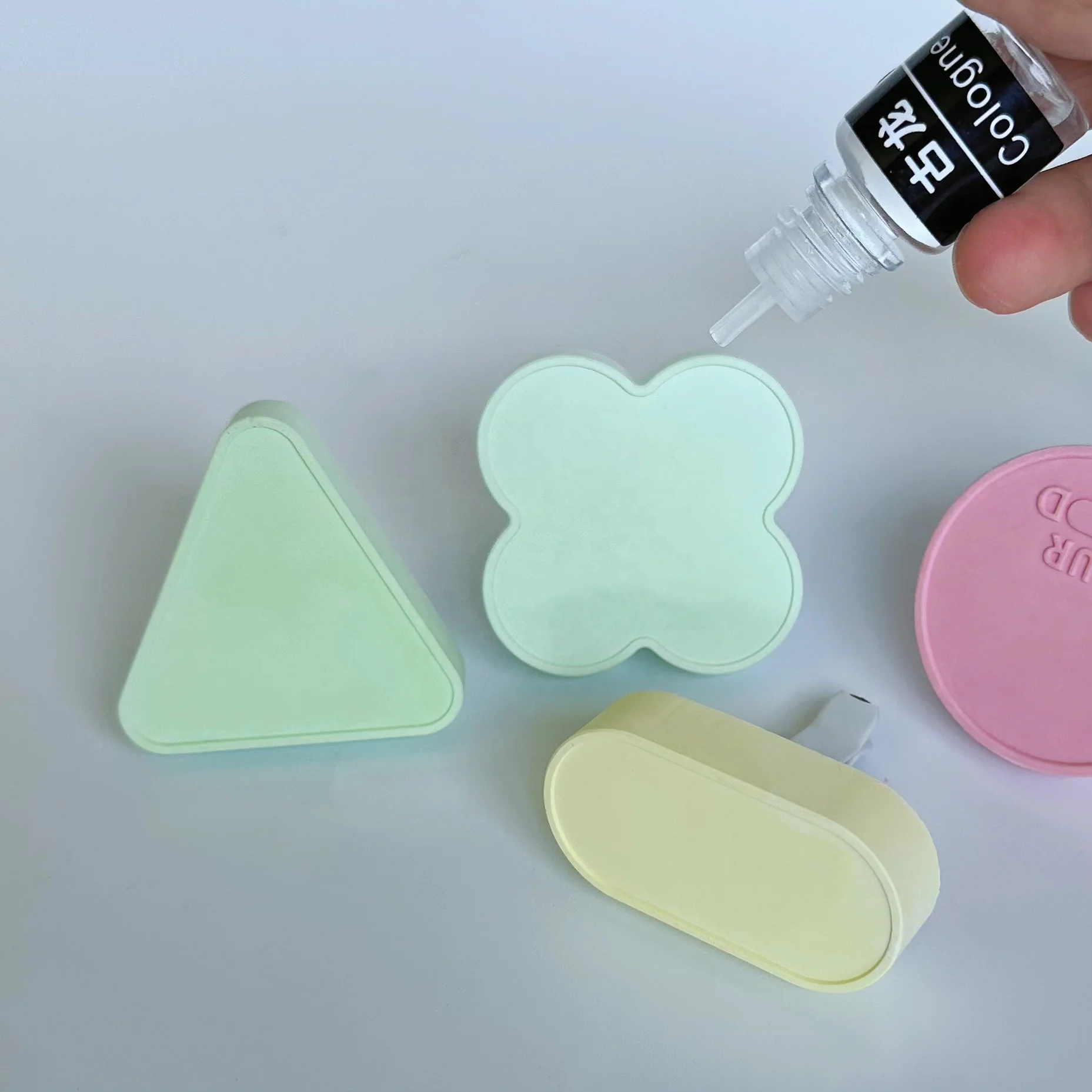 Customized Shape Flameless Car Air Freshener Auto Vent Clip Natural Pefumed Ceramic Fragrance Diffuser