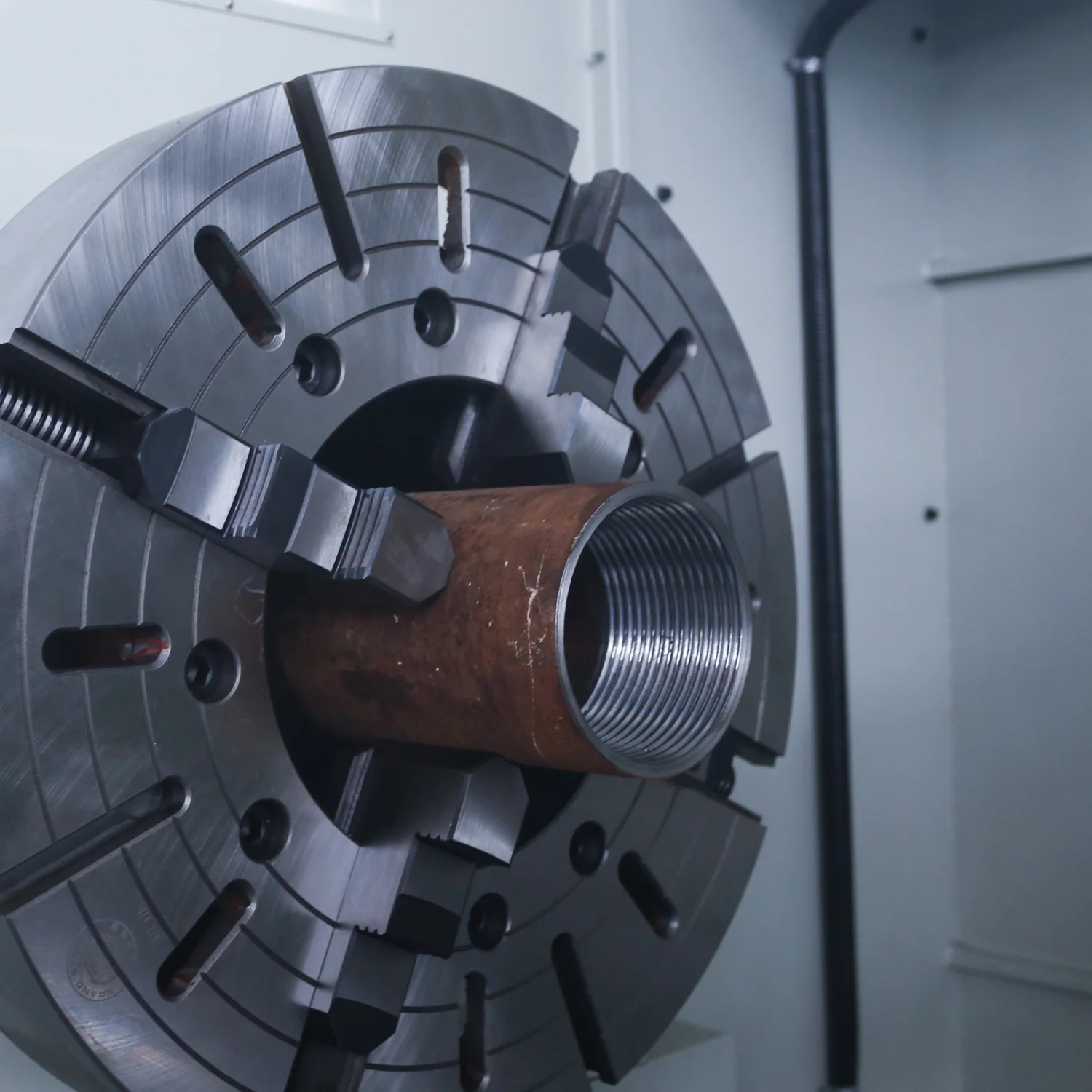 Beautiful shape using an integral bed excellent rigidity and stability QK1327 CNC Pipe Threading Lathe for processing mental