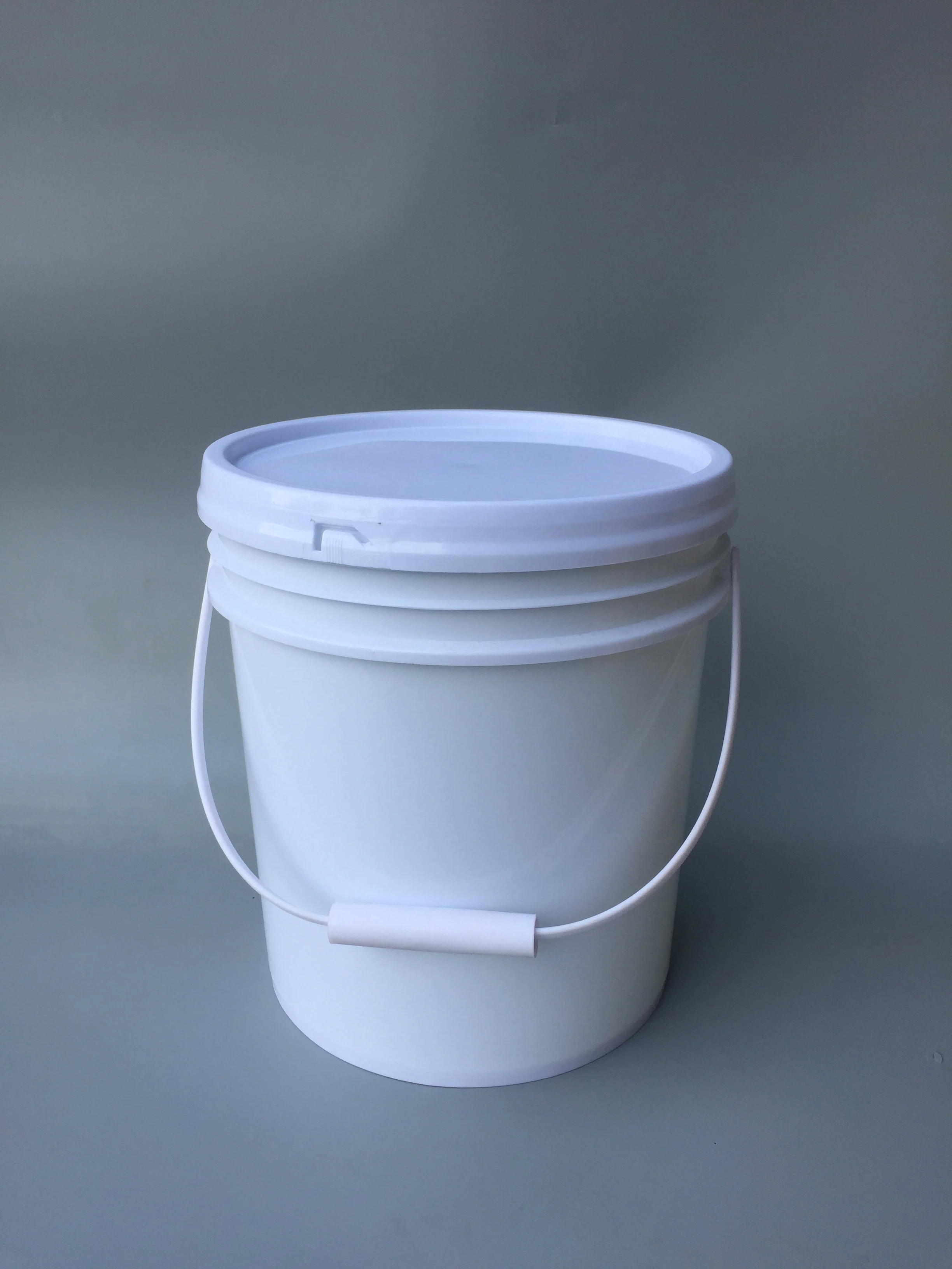 factory price 15L PP food grade round Lubricating oil drum plastic bucket with lid