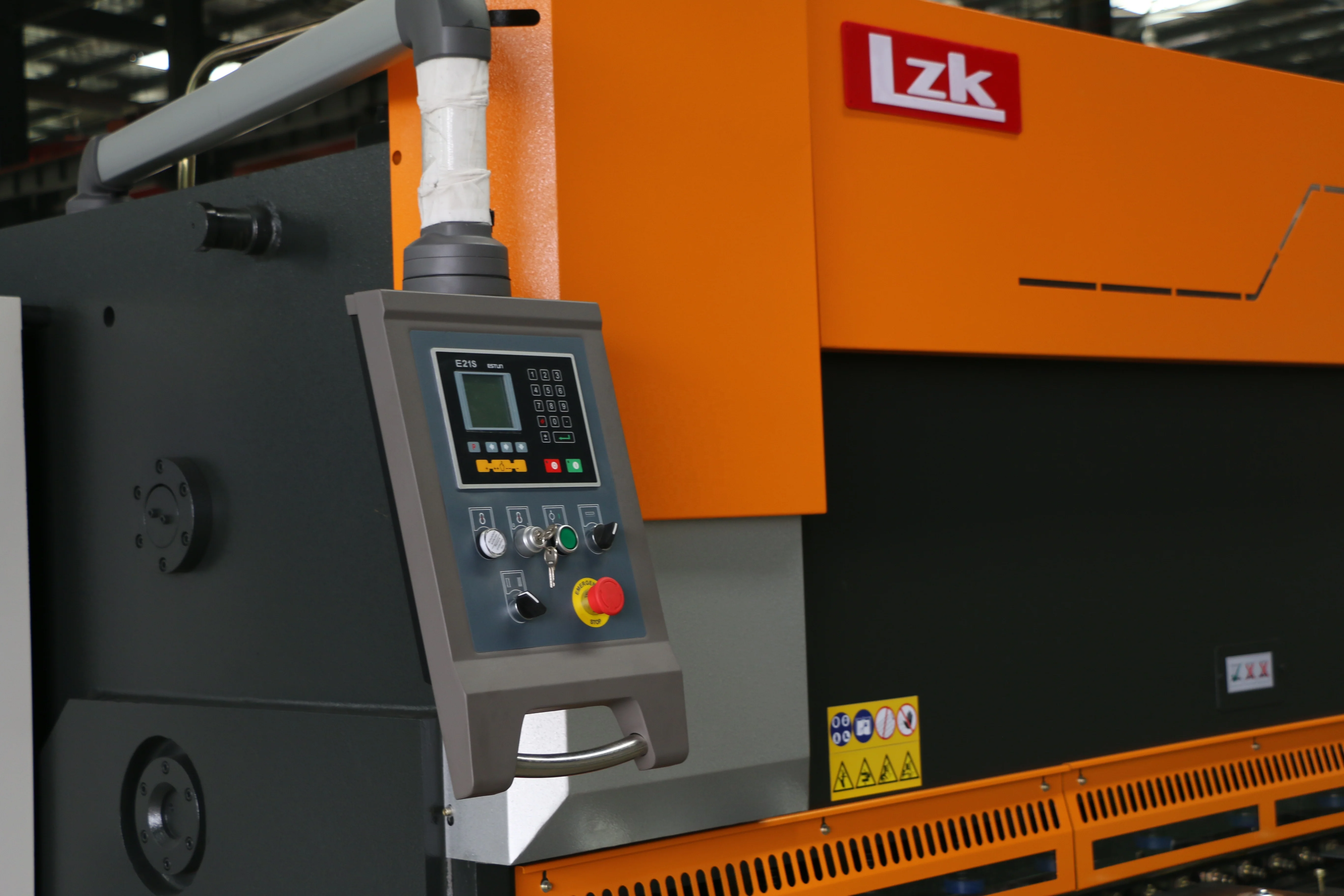 Easy to operate QC11K-13x2500 steel metal guillotine shearing machine with cutting blade