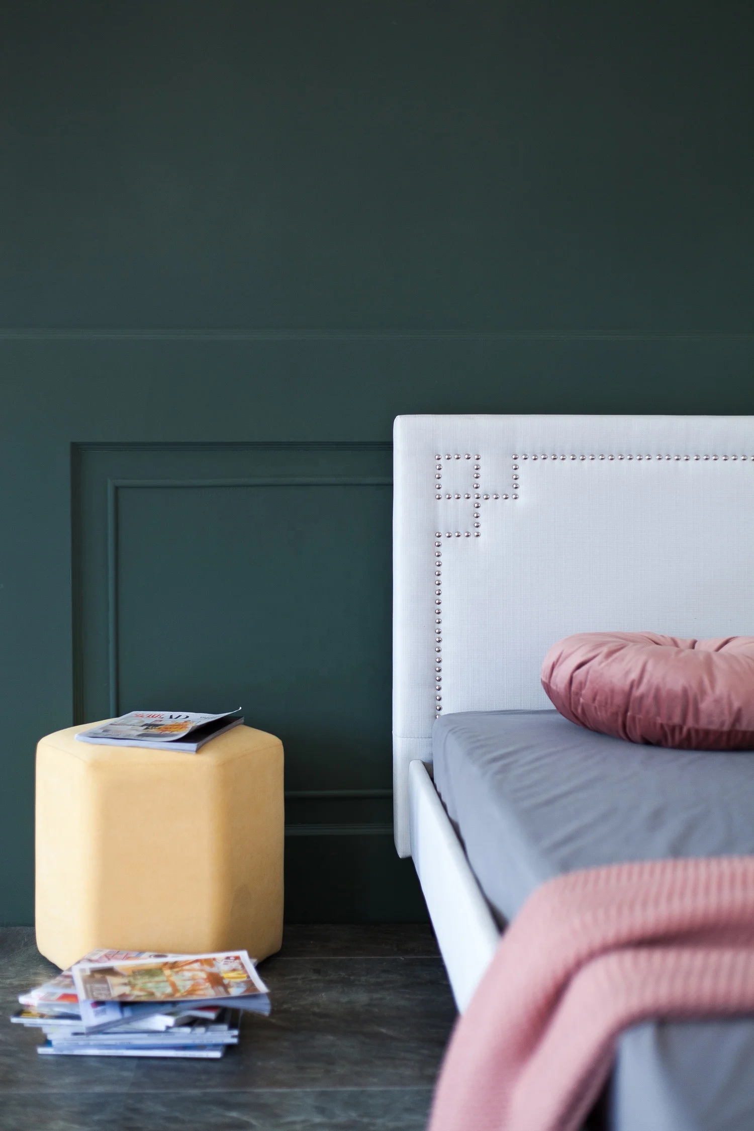 
Standard Upholstery Tufted Headboard King Size Wood Bed Frame with Wood Slats 