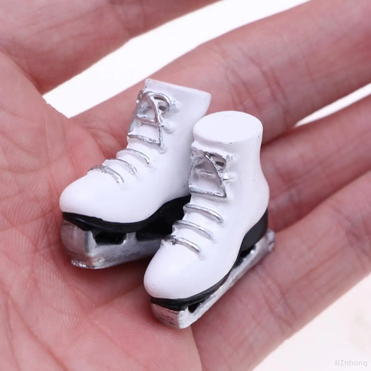 Doll house mini simulation skate shoes miniature skiing scene sports equipment props accessories model