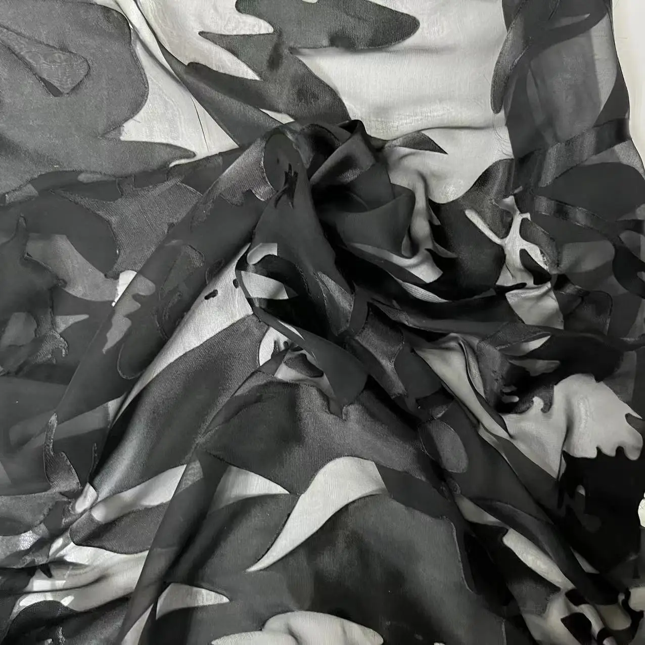 30% Silk 70% Viscose Satin Burn Out Flower Printed Silk Woven Fabric Burnout Silk Velvet Fabric for Dress Sari