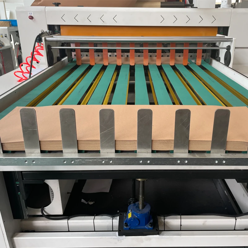 Автоматическая машина для обрезки бумаги в рулонах с вращающейся подставкой