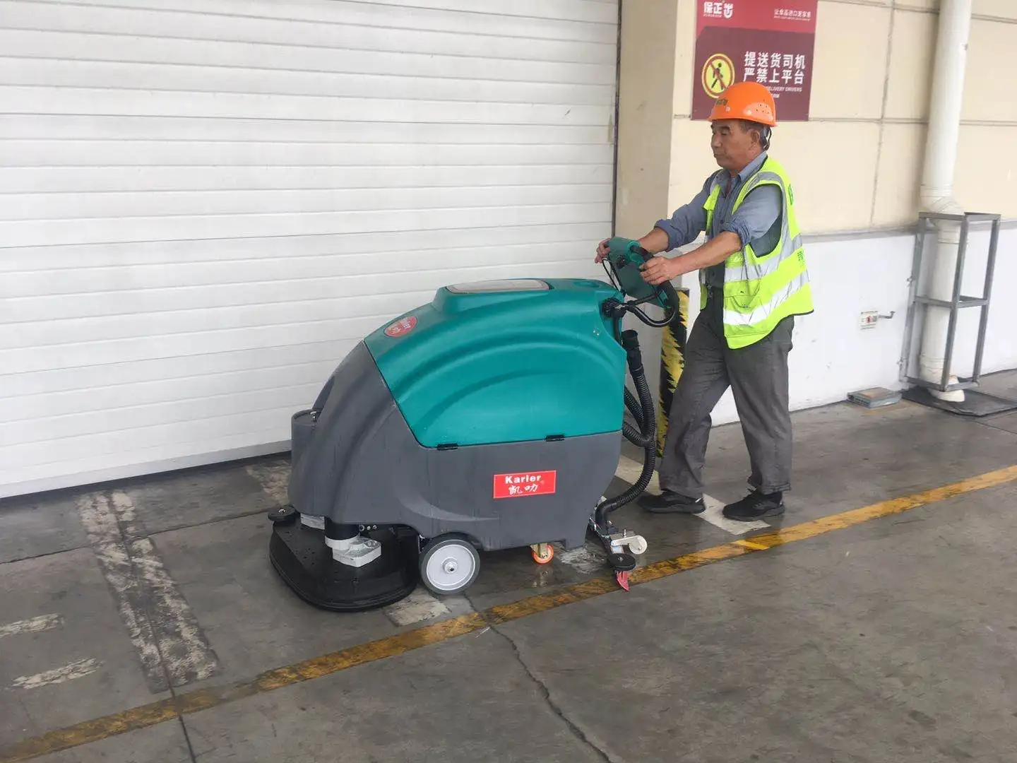 excellent quality high efficiency street road dust cleaning equipment rechargeable airport driving floor sweeper machine