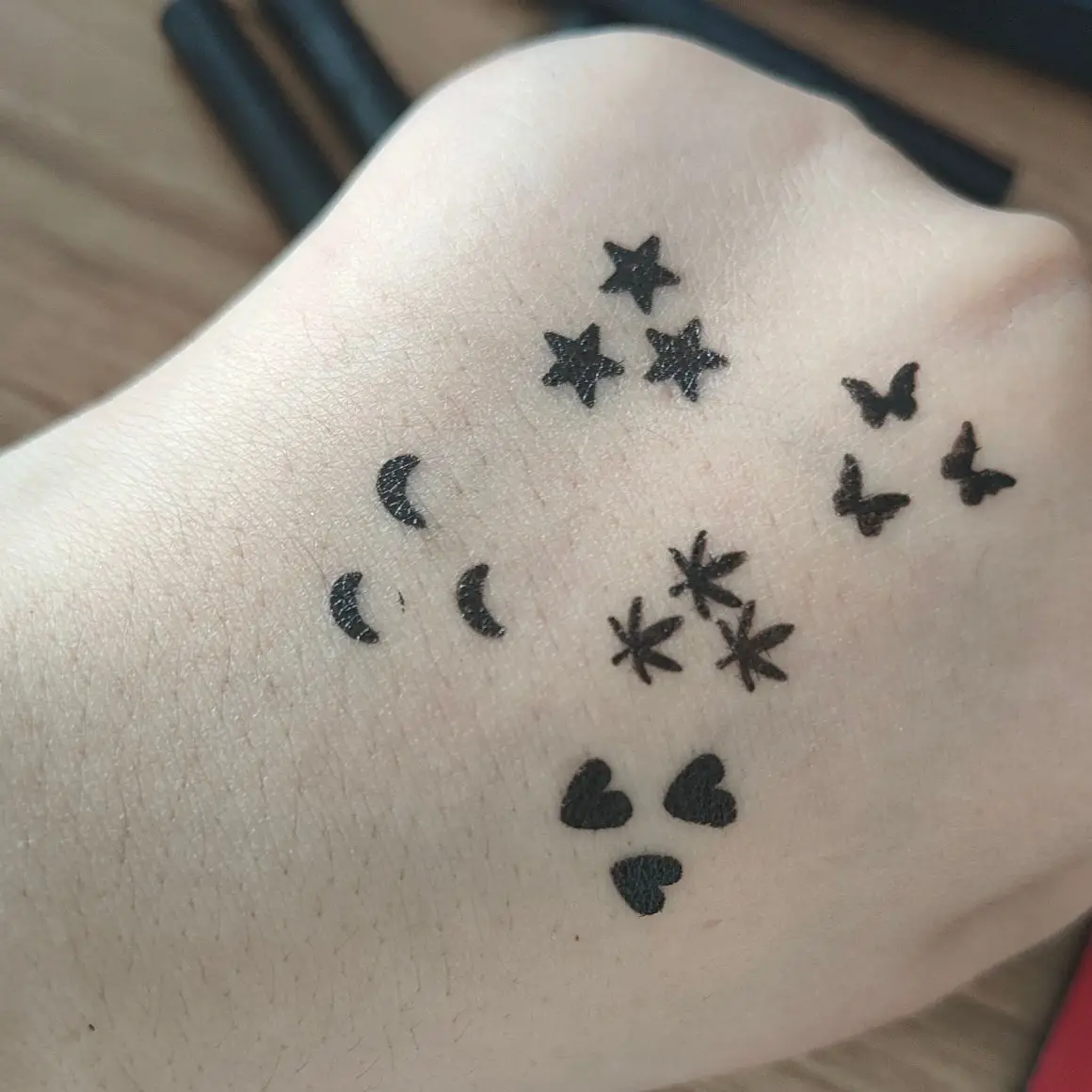Eyeliner Stamps Pen With Bat, Spriderweb,Star,Moon,Heart,Flower,Smiley,Stamp Stencils Shapes Long-Lasting Waterproof Smudgeproof