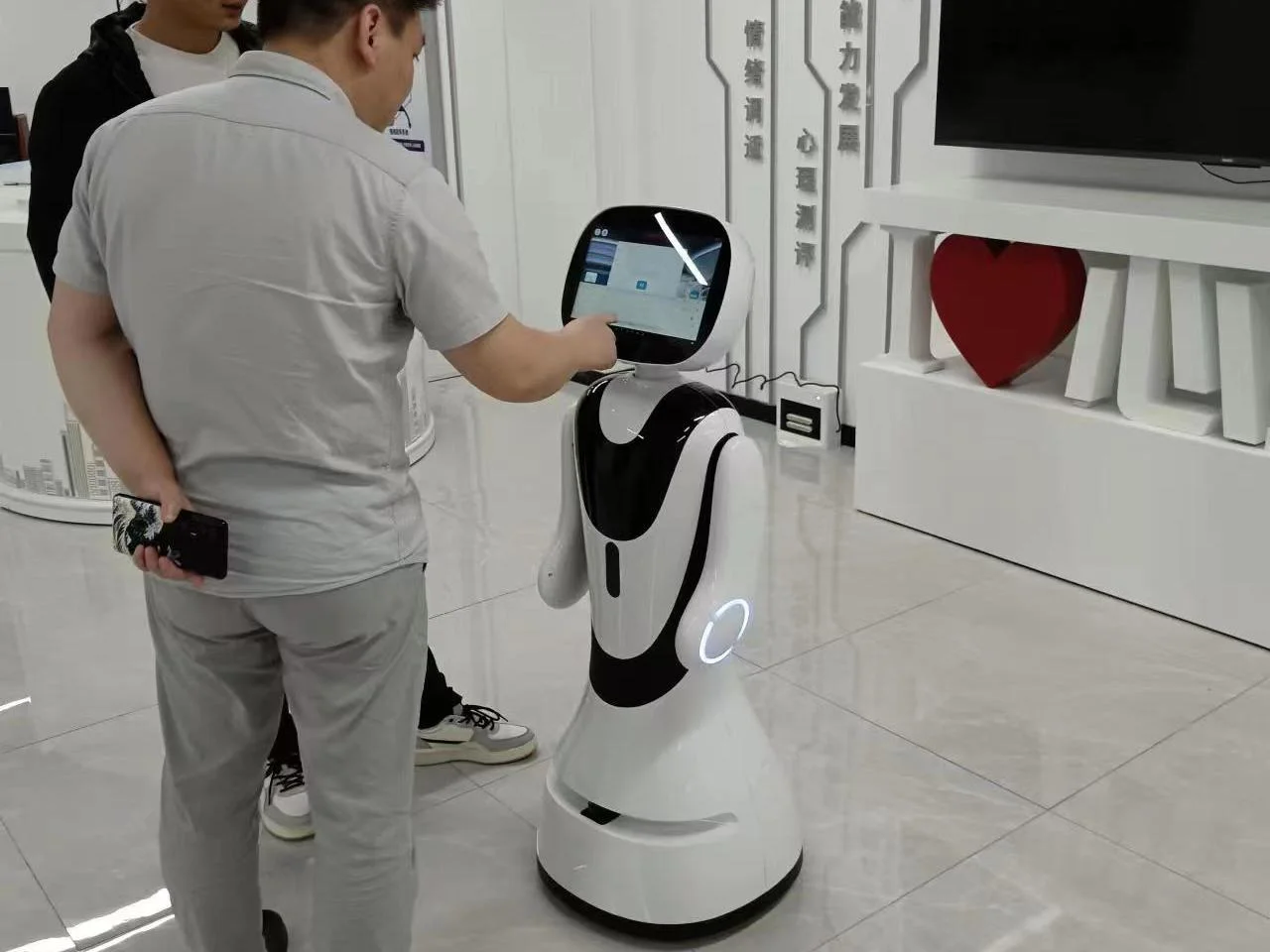 Smart Move 2024 AI Intelligent  Reception Service & Advertising Display Welcome Robot