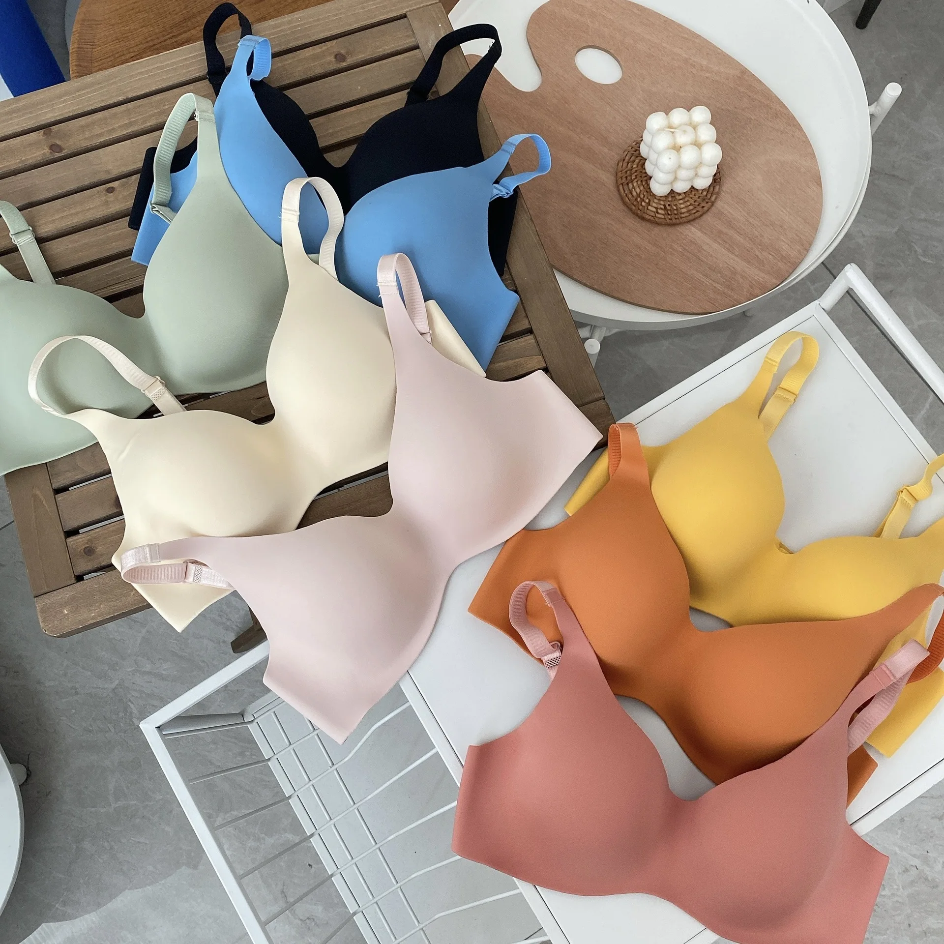 New one piece smooth and traceless wireless bra pure color simple light thin Gather adjustable seamless bra