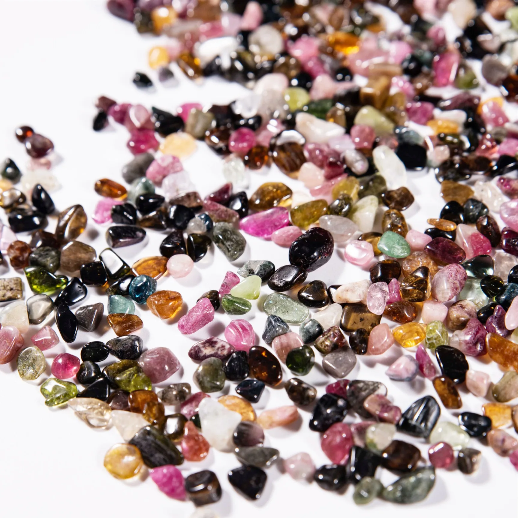 Оптовая продажа полированных нестандартных кристаллов гравия разных размеров с разноцветным турмалином для украшения сада, аквариума «сделай сам»