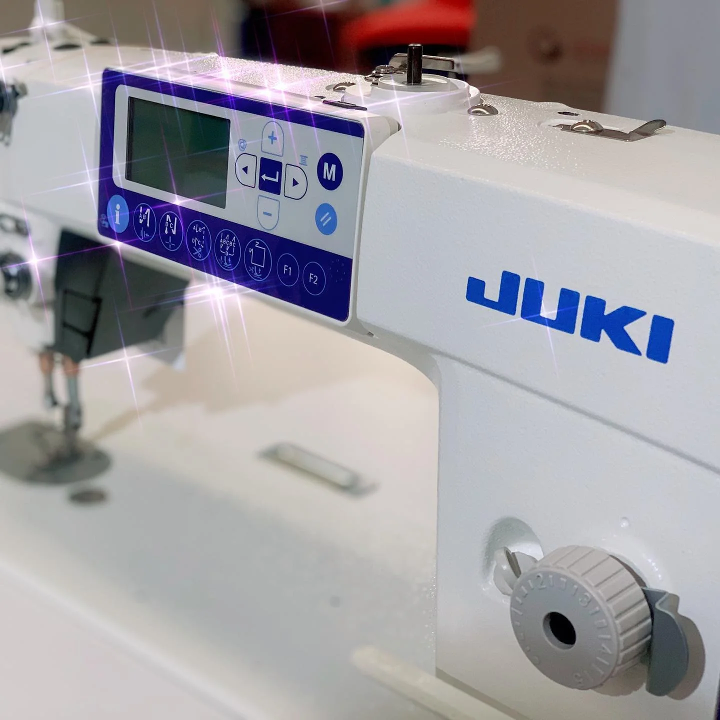 Hot Selling New Straight Stitch Machine Jukis 8000A Single Needle Lock Stitch Machine For Sewing Shirts Clothes T Shirts