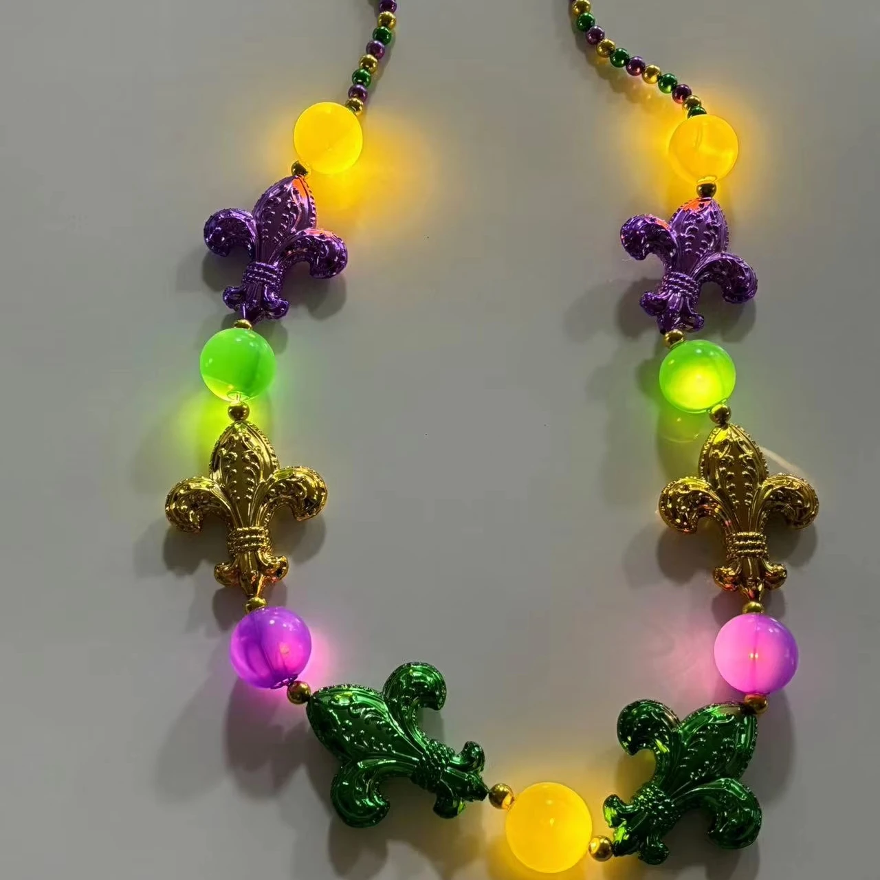 Бусины Mardi Gras со светодиодным светящимся колье для вечеринки фиолетовые зеленые и золотые мерцающие светящиеся сферы