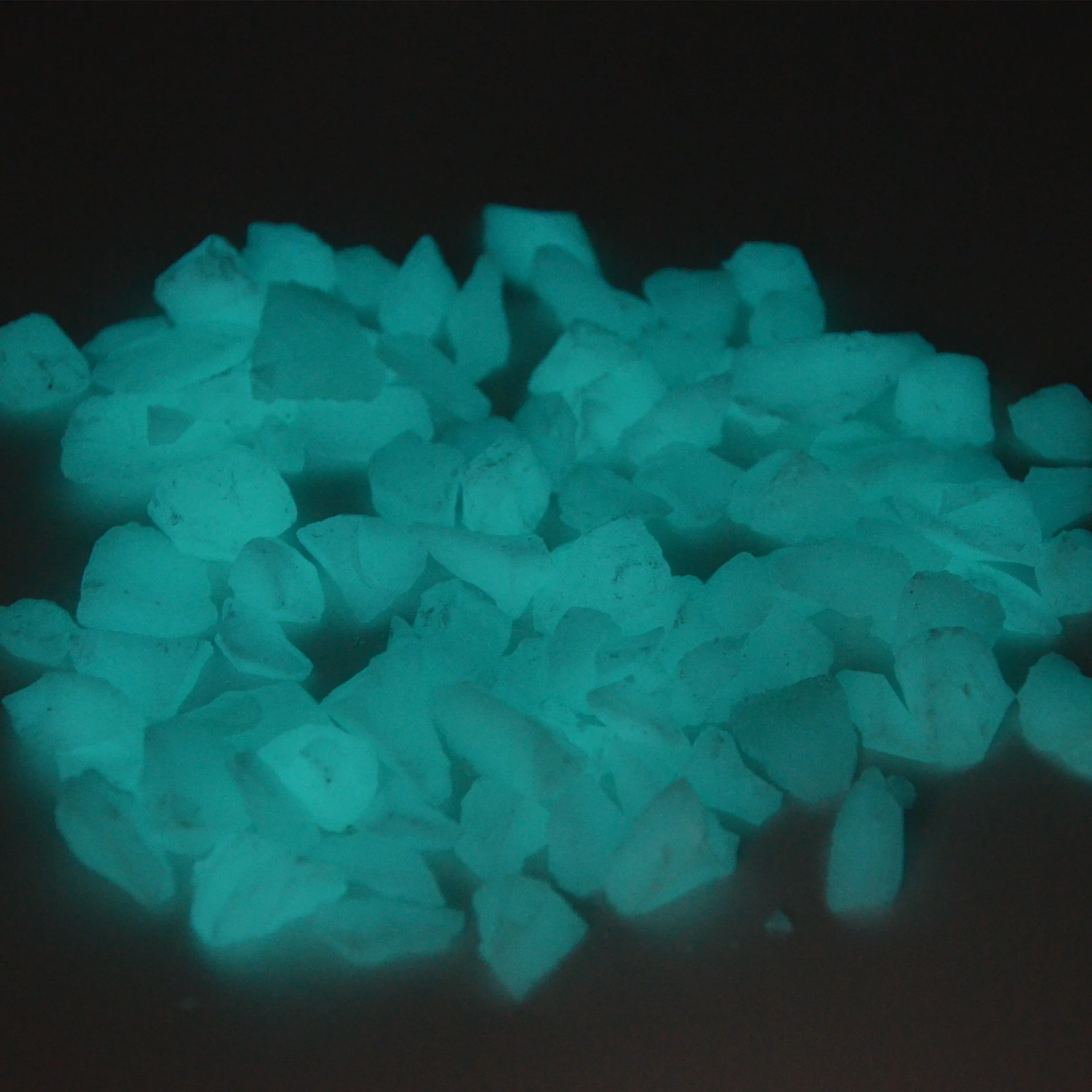 wholesale glow in the dark glass sand blue green luminous crushed glass chips for terrazzo concrete floor