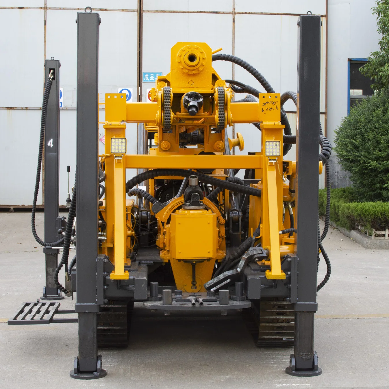 Top drive drilling rig 03.jpg