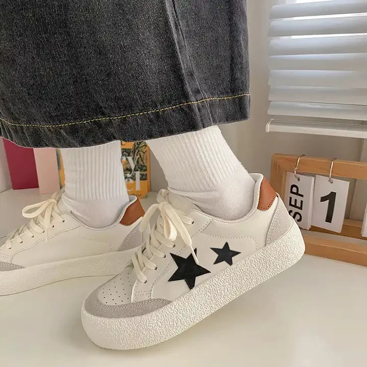Fashion leisure white leather board shoes 2024 autumn and winter new all-in-one sports Thick bottom stars small white shoes