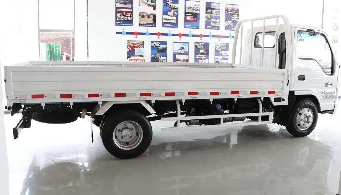 100P 130HP 4x2 Diesel Heavy Truck New Condition Left Van Manual Transmission Fast Gear Box Euro 5 Emission Chassis