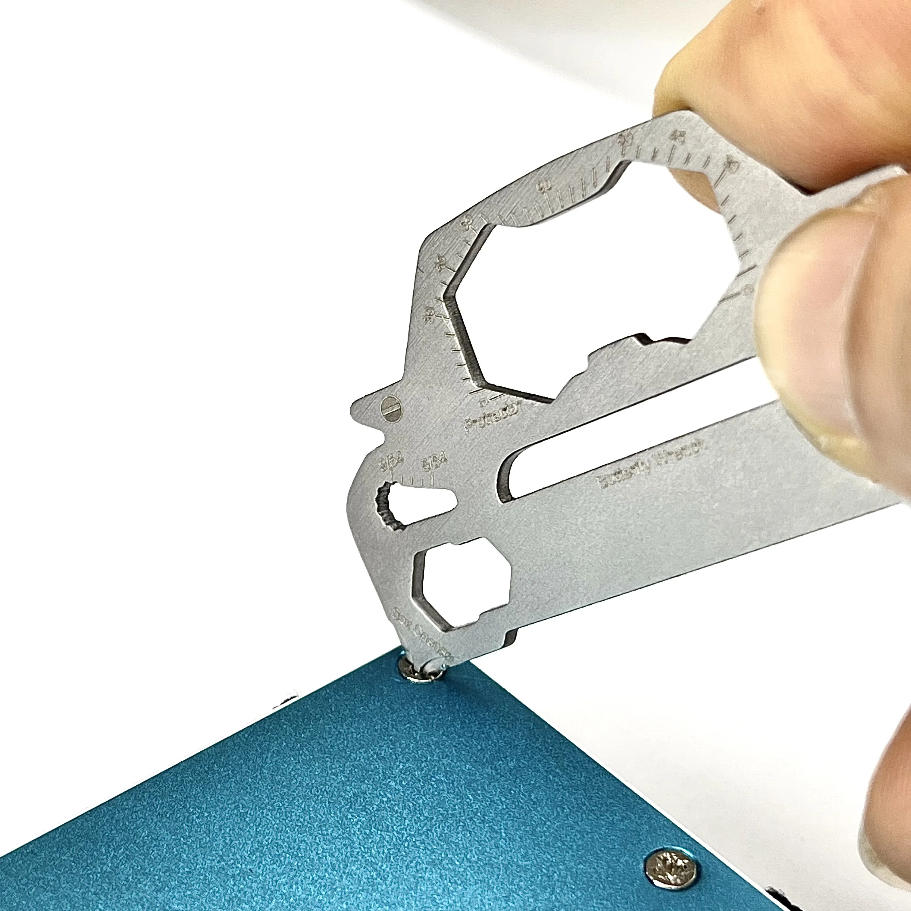 Free Sample 17 in 1Multi purposed Sports Car EDC Keychain Tool