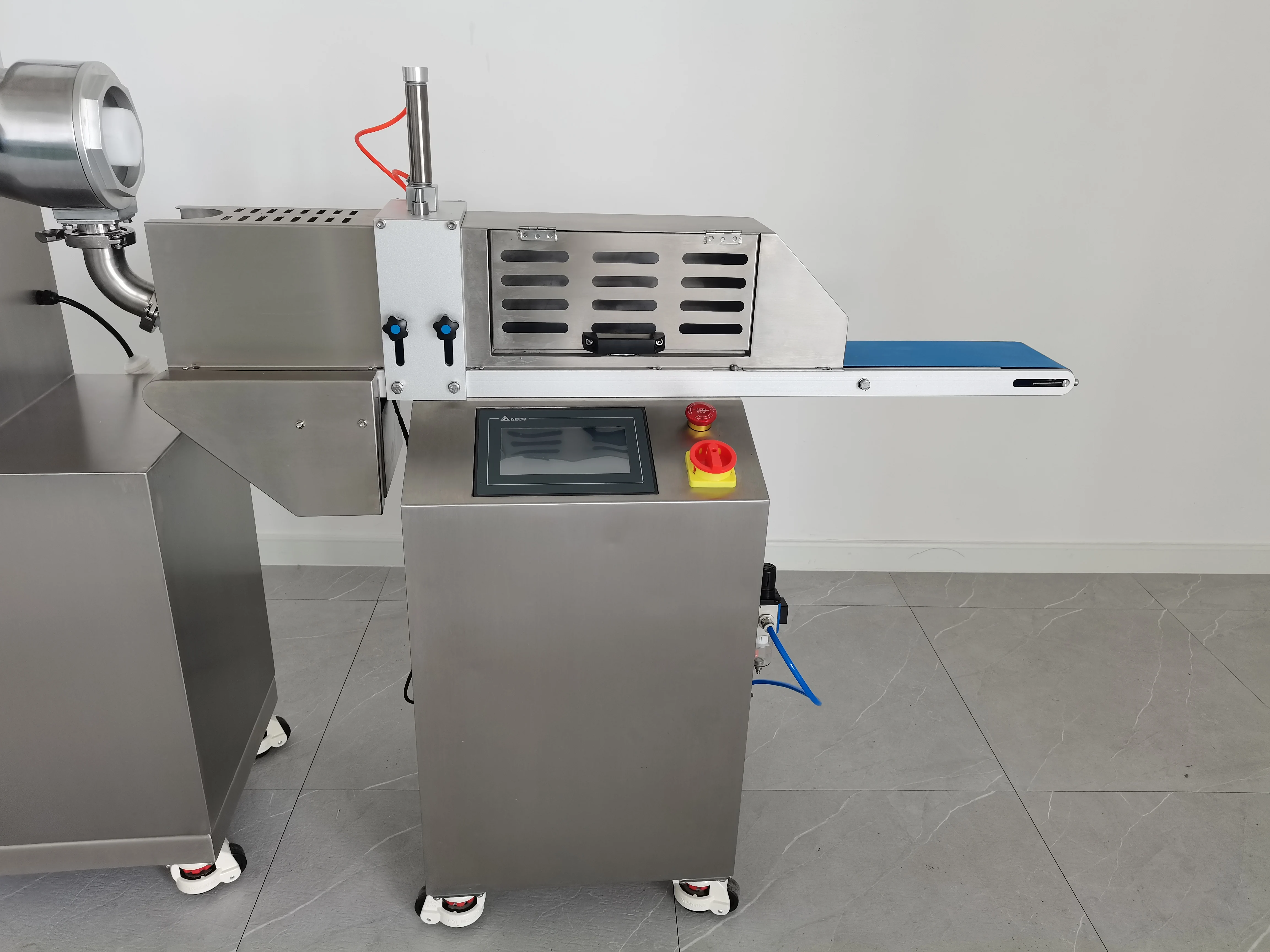 Coconut Energy Bites bar extruder making machine /small chocolate bar making machine chocolate and coconut bar making machine