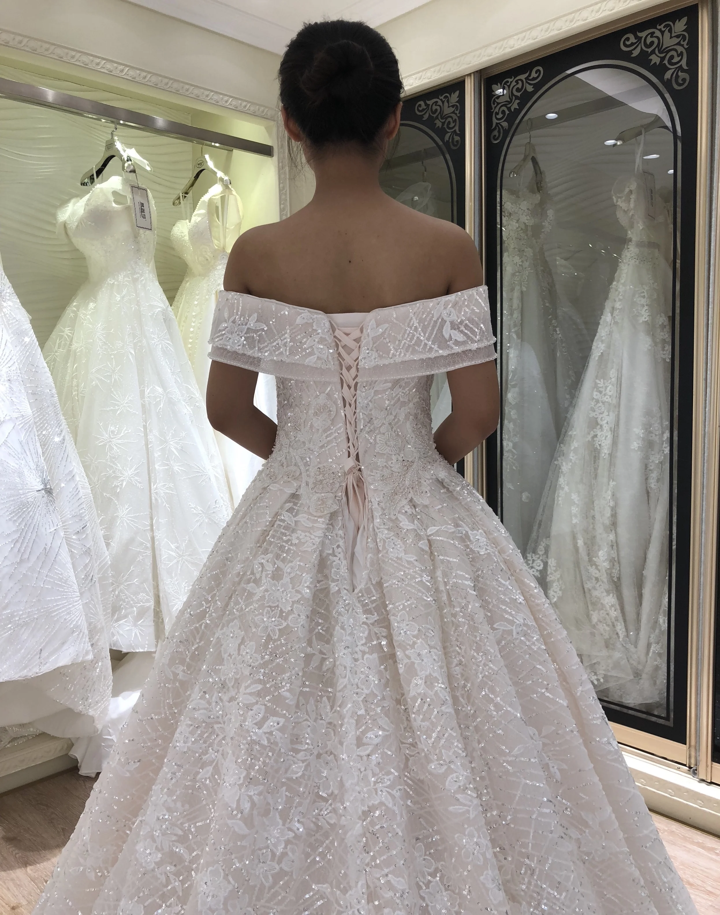 2021 factory wholesale price off shoulder shinny wedding dress ball gown for women