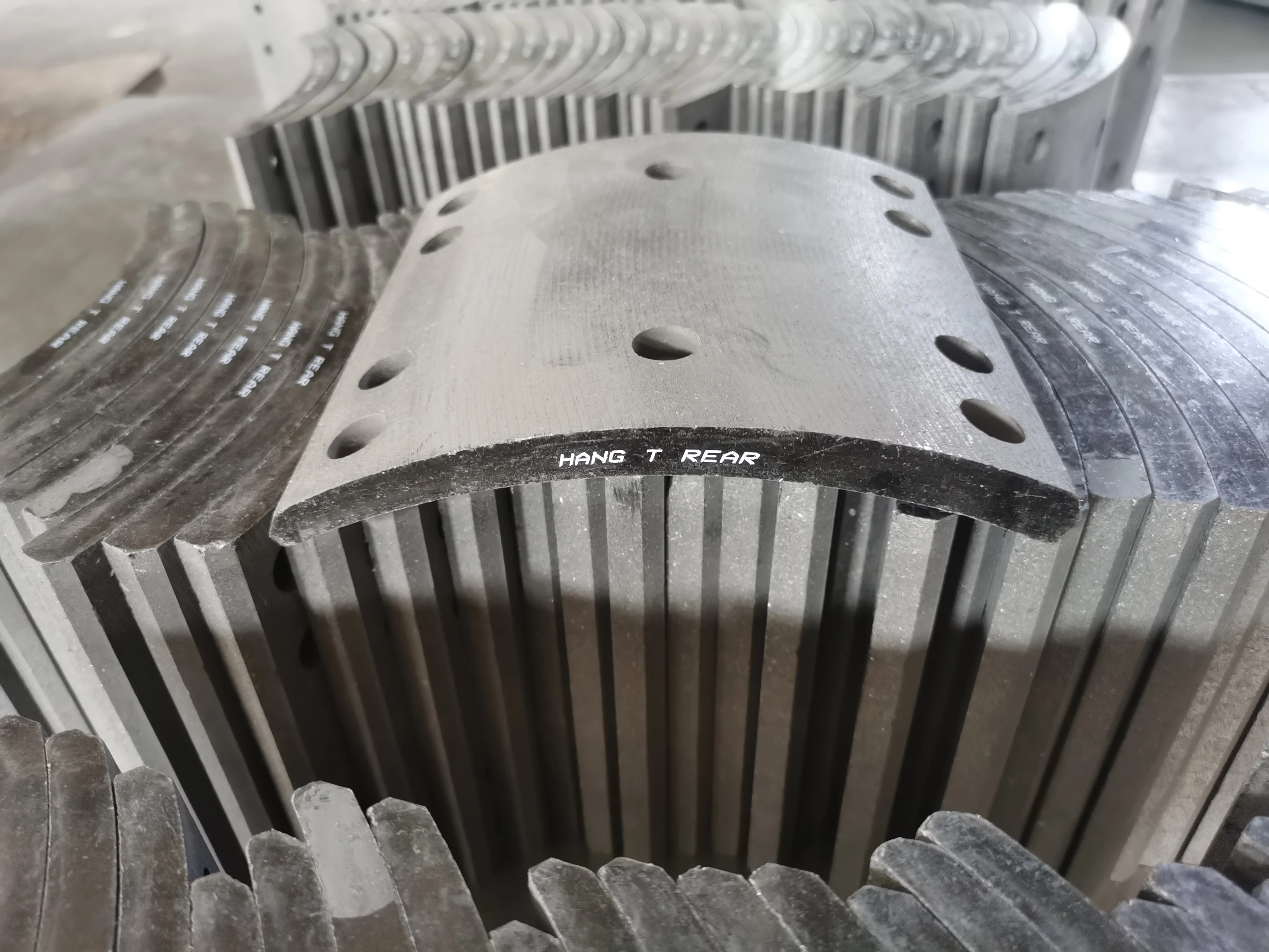 New Arrivals HANG T REAR Faw Truck Brake Lining In Roll Brake Lining Indian Leyland Brake Lining Shovel Machine For Sinotruk