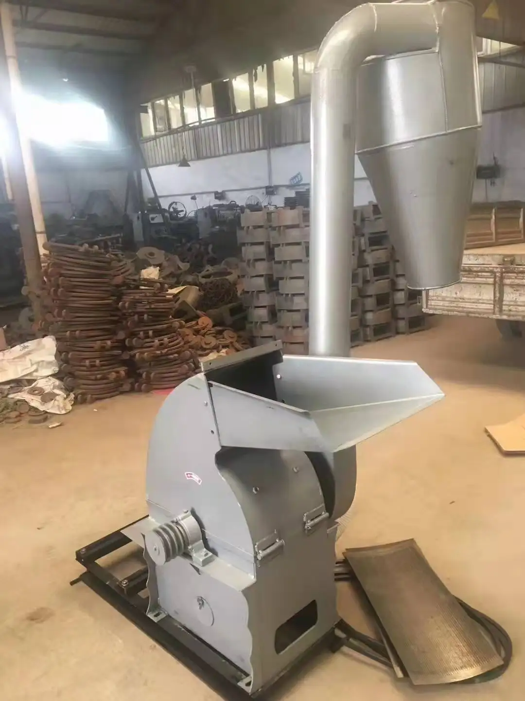 New type of double tooth disc self-priming mill grain, root, stem and leaf bark grinding machine chemical feed grinding machine