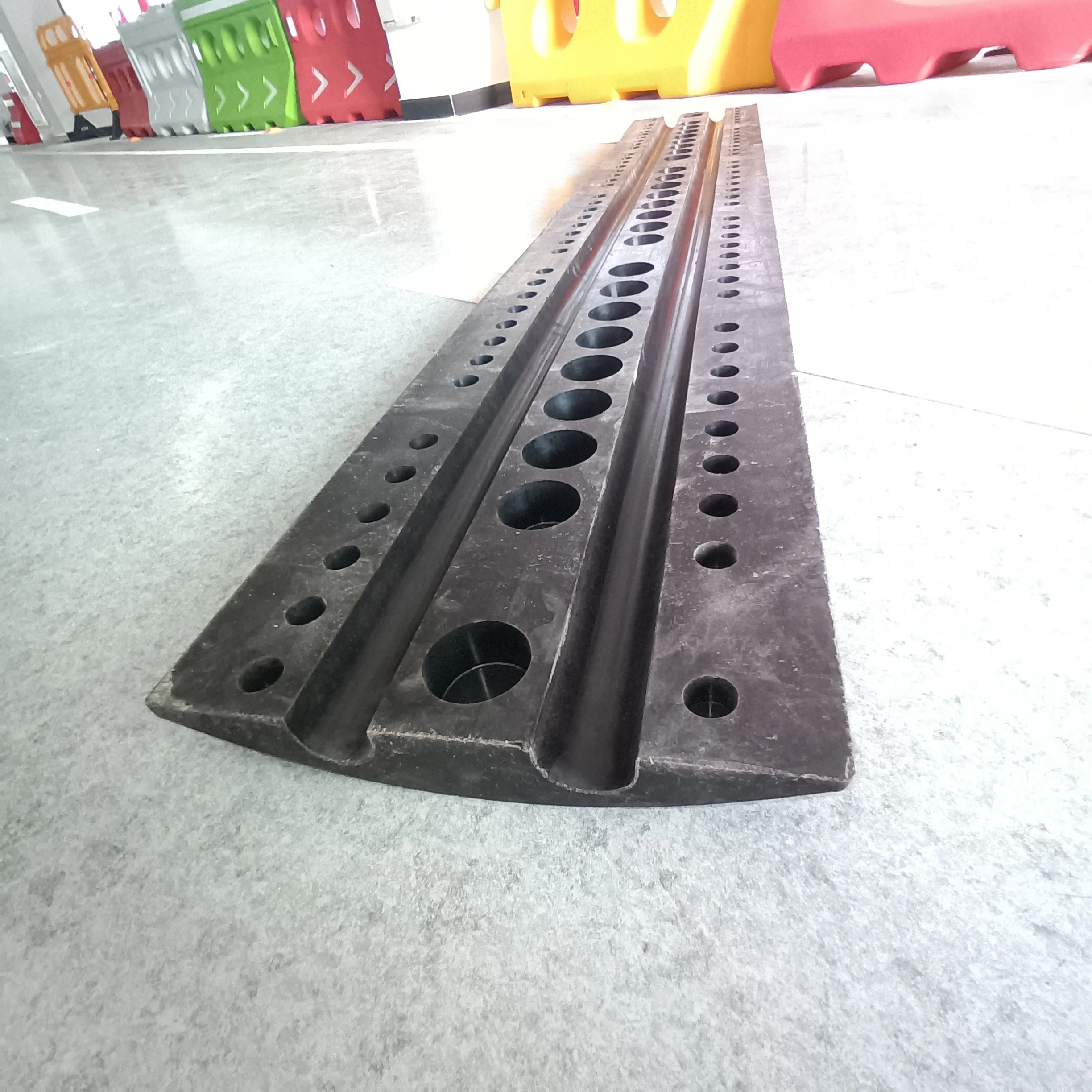 6 ft 72 inch Rubber Speed Hump  22000Lbs Load Capacity Wire Cord Ramp for Asphalt Concrete Gravel Driveway