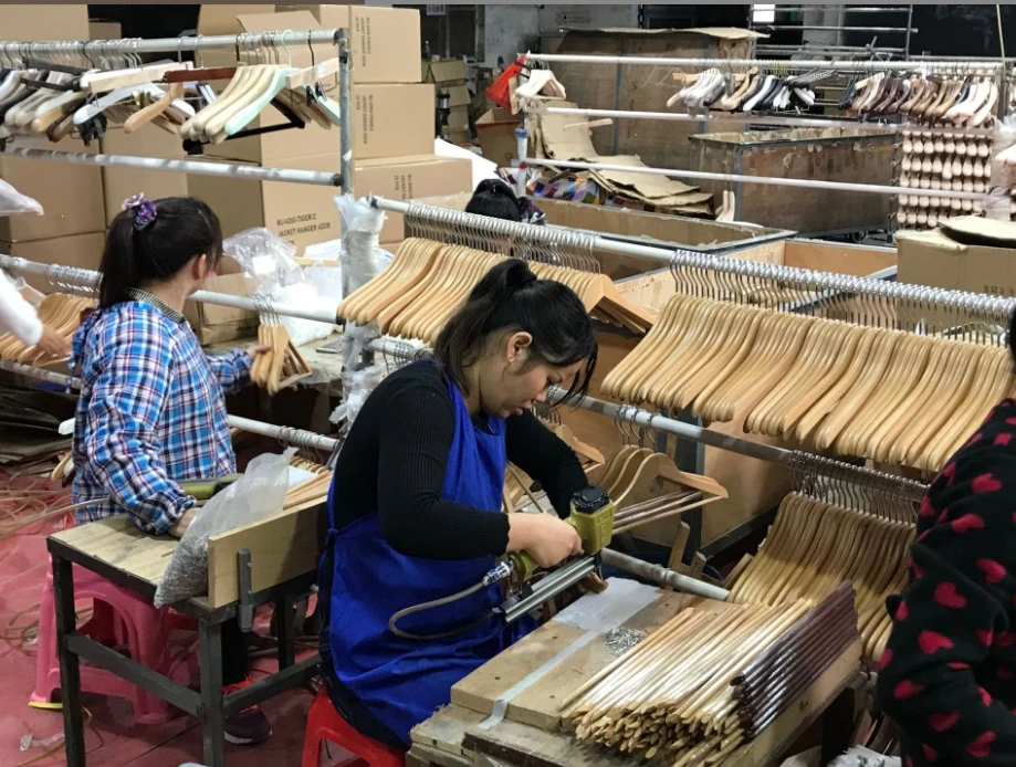 oem metal hook non-slip wood hanger set for women clothing hanger