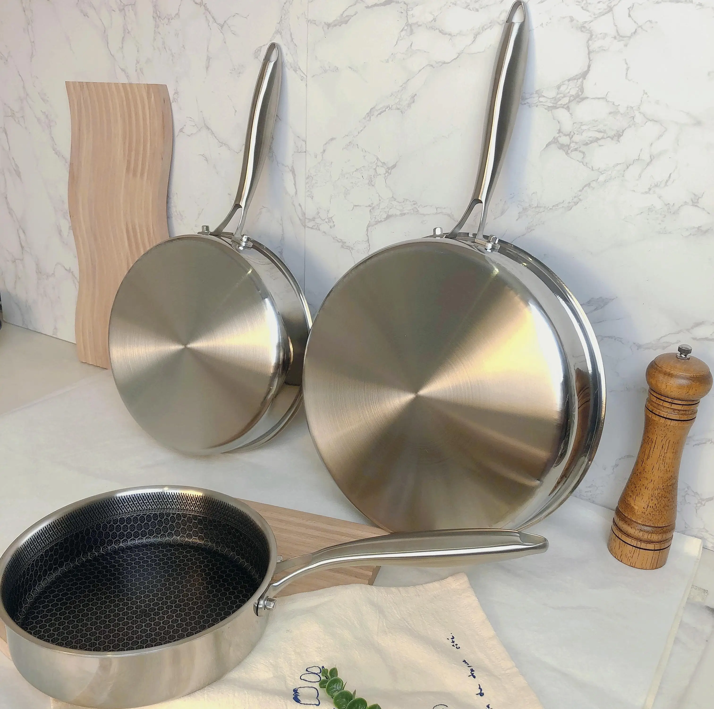 Wholesale single-sided stainless steel wok three-layer steel kitchen kitchen honeycomb type non-stick frying pan